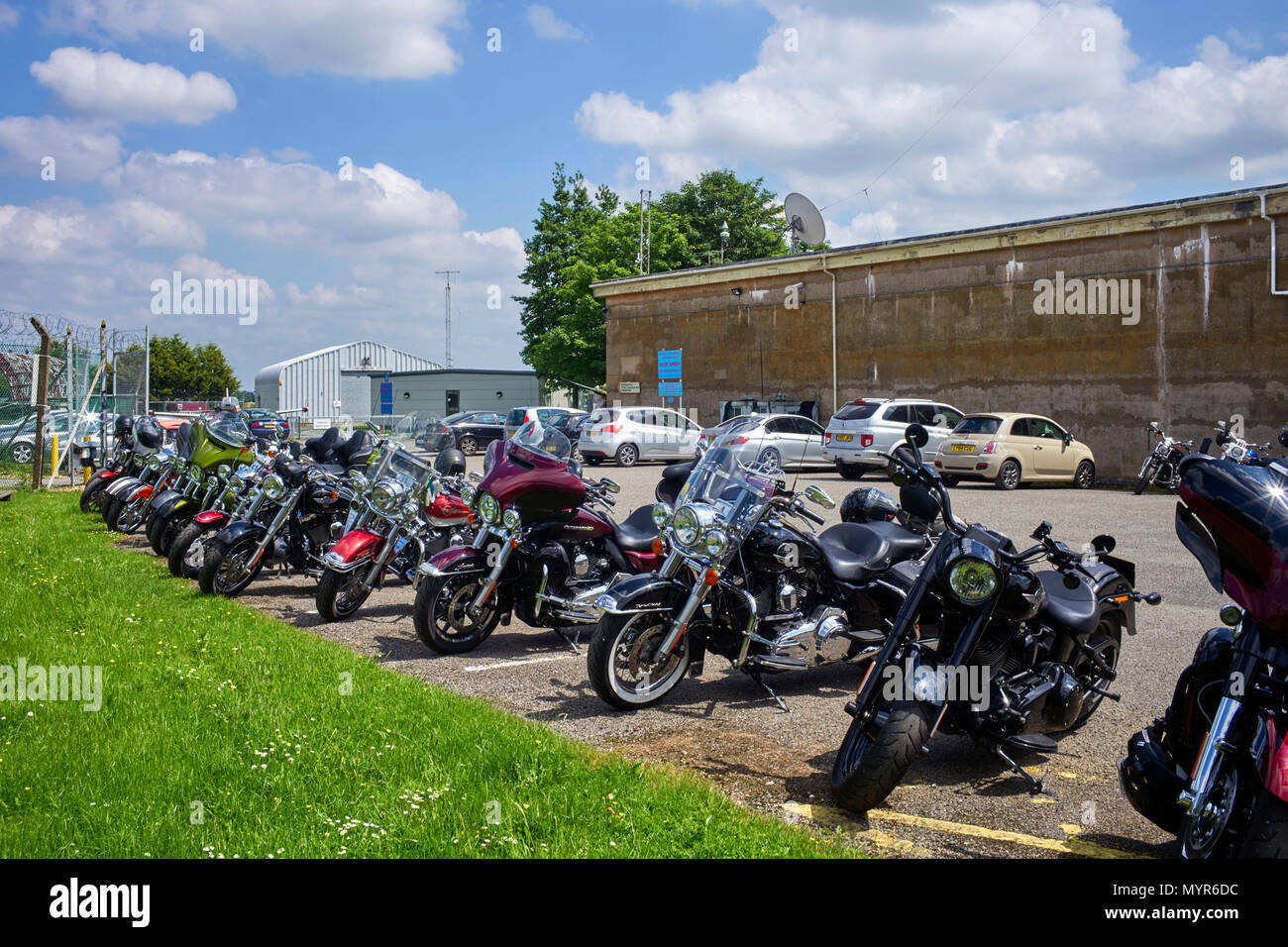 Harley Davidson Bikes in einer Linie außerhalb der geheimen Hack Grün Atombunker Stockfoto