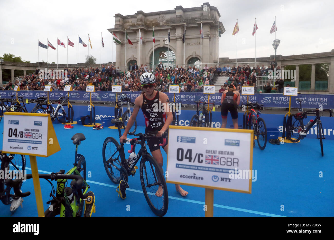 Mannschaft Großbritanniens Vicky Holland konkurriert in der dritten Etappe der Accenture 2018 World Triathlon Mixed Staffel Ereignis in Nottingham. Stockfoto