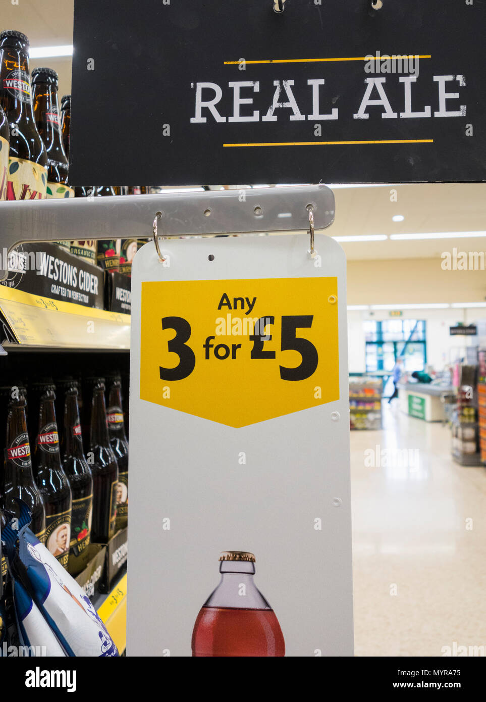 Real Ale bieten im Supermarkt. Großbritannien Stockfoto