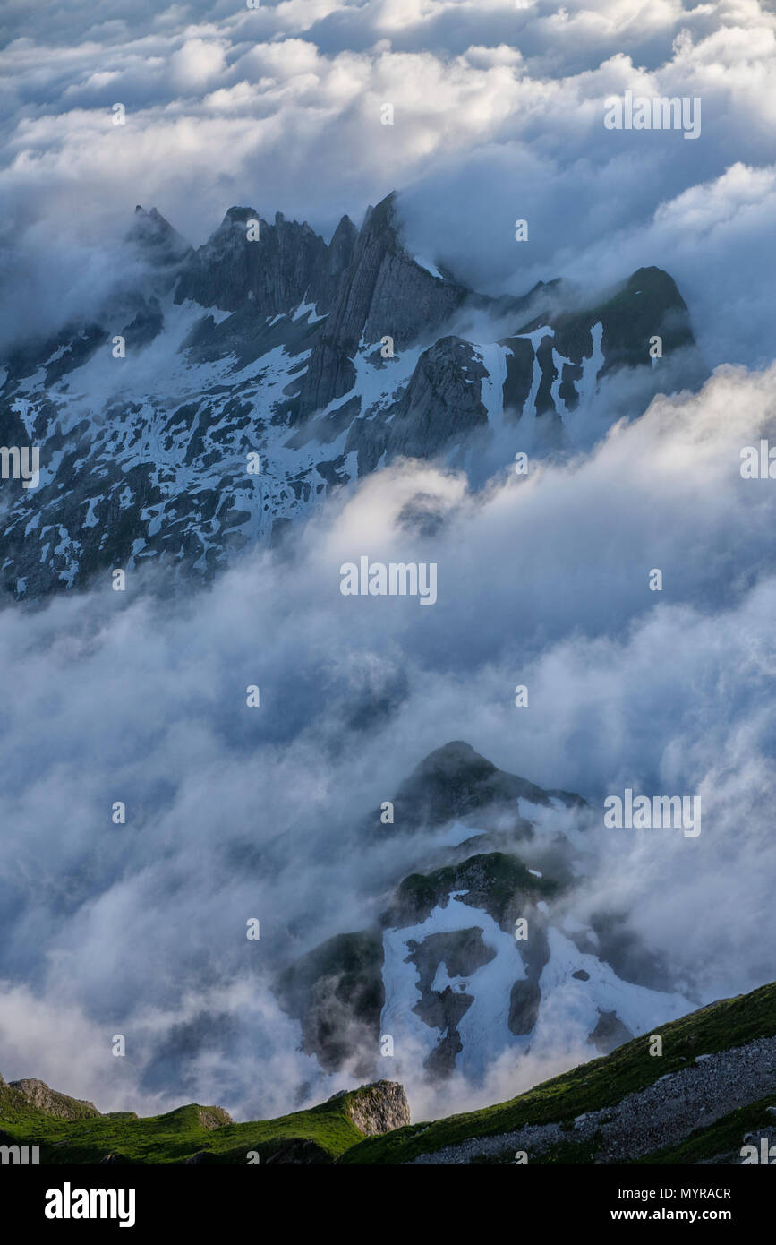 Europa, Schweiz, Appenzell, Berg Säntis, Nebel über Gipfel entlang der Säntis Stockfoto
