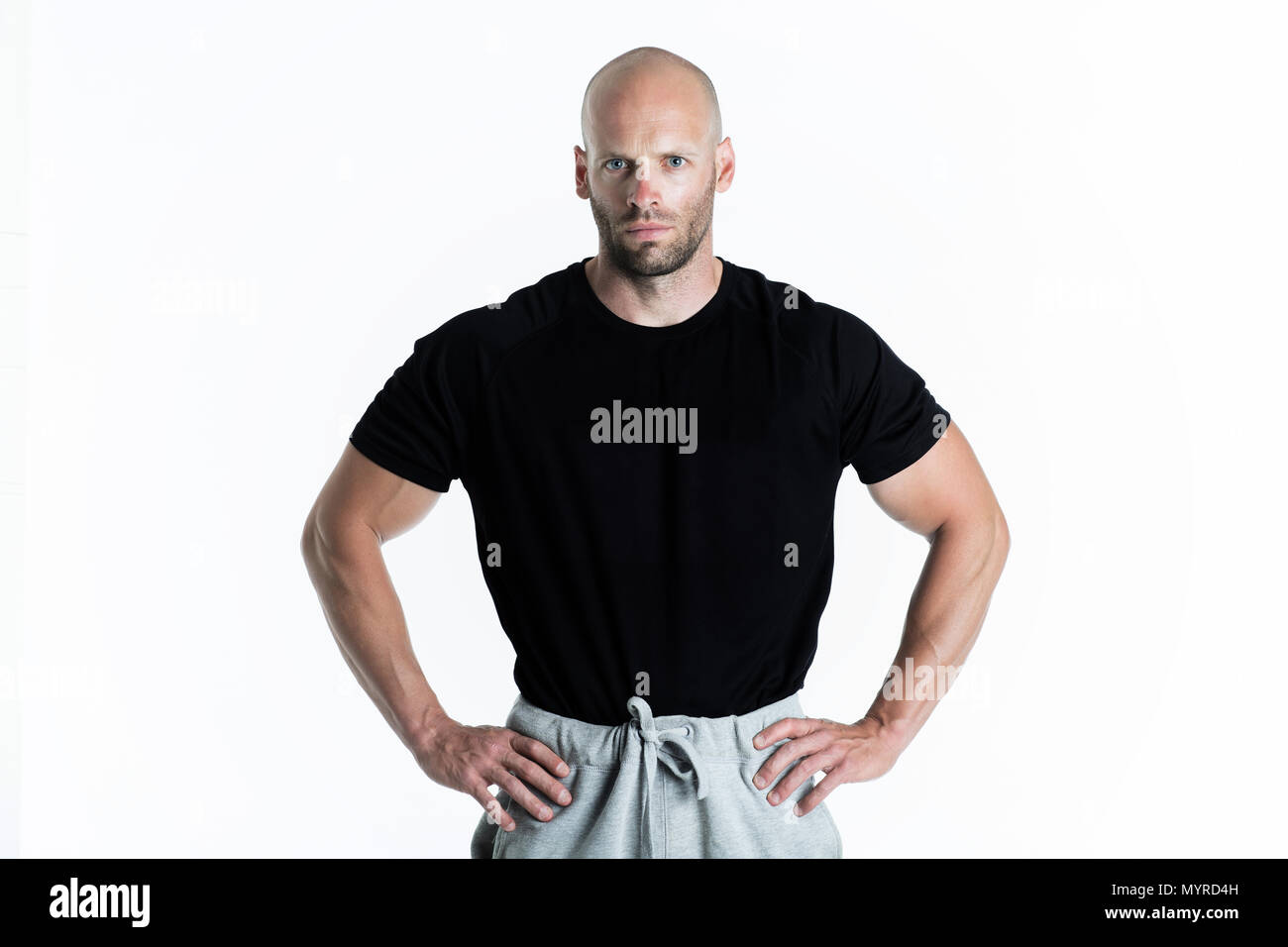 Athletischen Personal Trainer posiert auf weißem Hintergrund Stockfoto