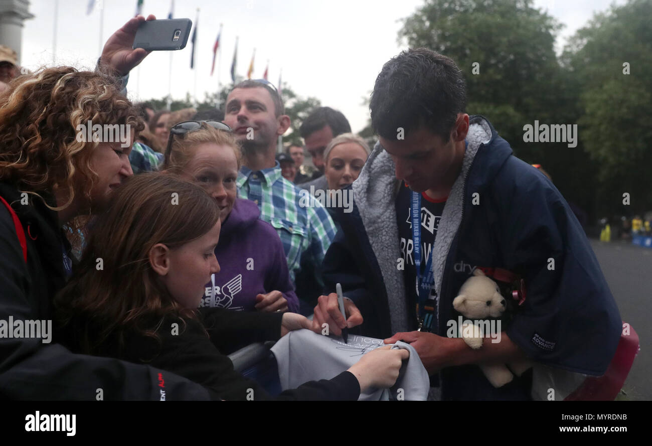 Team Großbritannien Jonathan Brownlee Autogramme nach dem Accenture 2018 World Triathlon Mixed Staffel Ereignis in Nottingham. Stockfoto