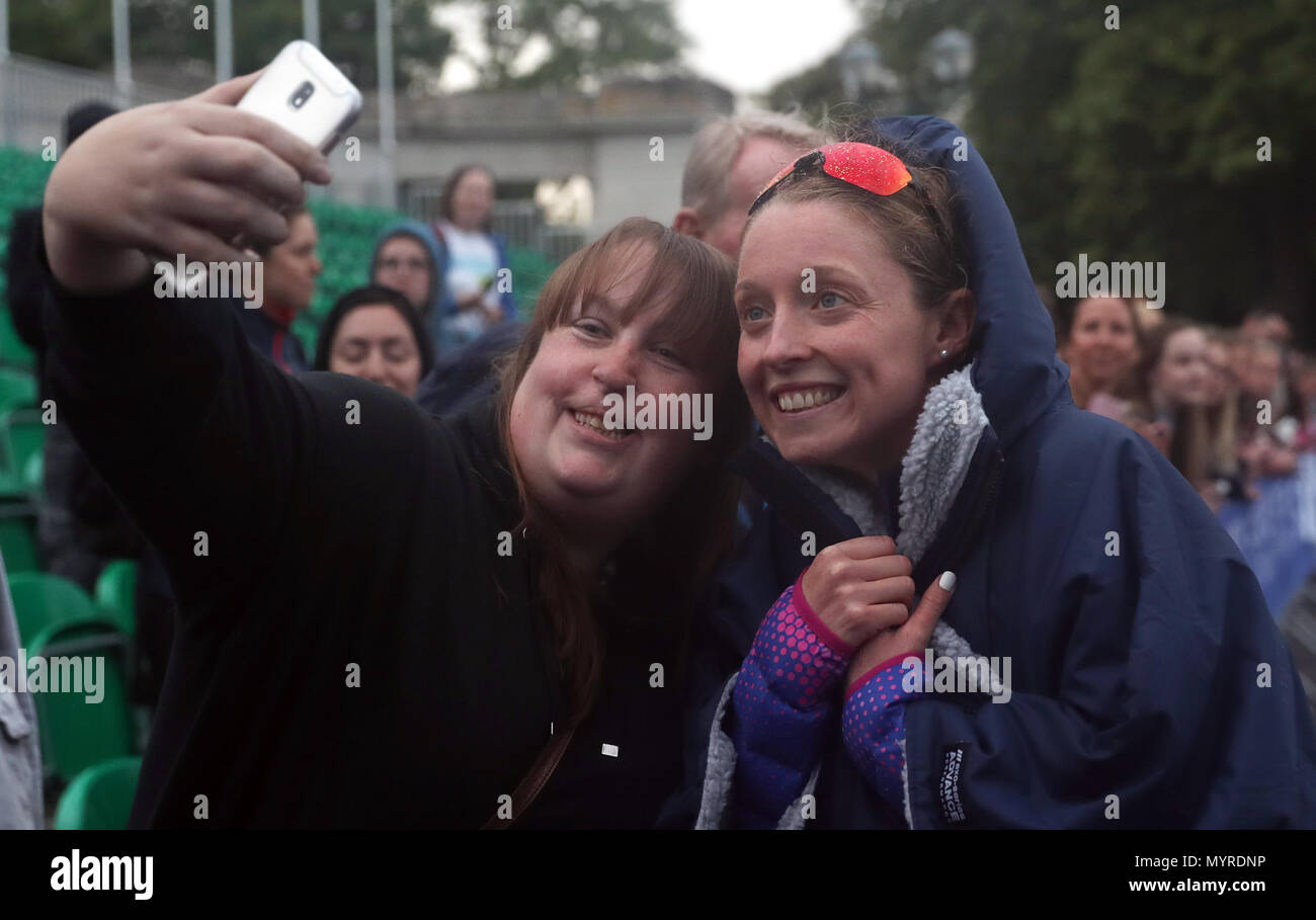 Mannschaft Großbritanniens nicht Stanford posiert für ein Foto mit Fans nach dem Accenture 2018 World Triathlon Mixed Staffel Ereignis in Nottingham. Stockfoto