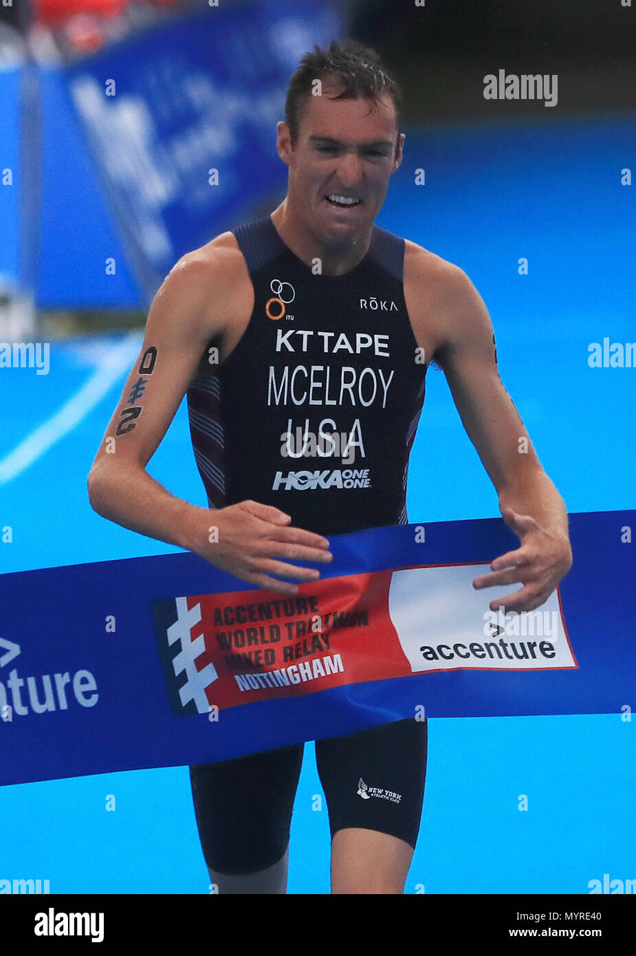 Team United States Matthew McElroy kreuzt die Linie die 2018 Accenture World Triathlon Mixed Staffel Ereignis in Nottingham zu gewinnen. Stockfoto