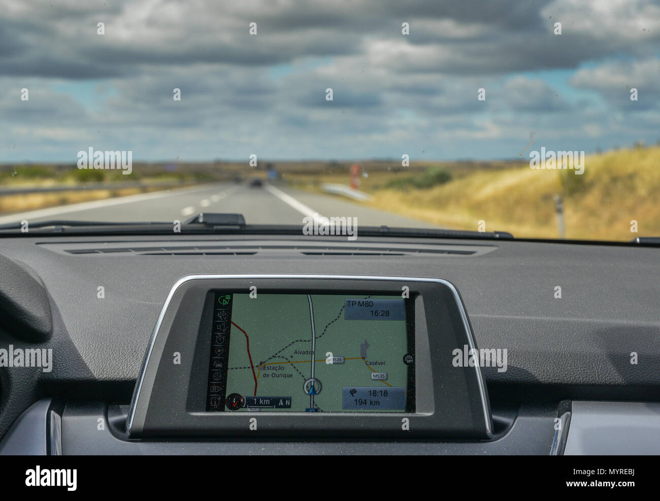 Selektiver Fokus in der GPS-Navigator auf dem Armaturenbrett eines Autos gebaut, die in den Scenic Highway in der Algarve, Portugal Stockfoto