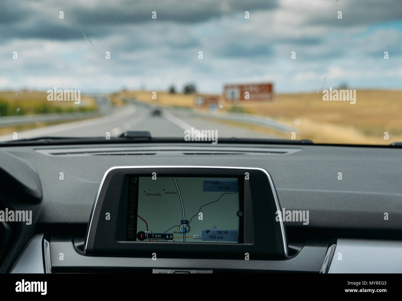 Selektiver Fokus in der GPS-Navigator auf dem Armaturenbrett eines Autos gebaut, die in den Scenic Highway in der Algarve, Portugal Stockfoto
