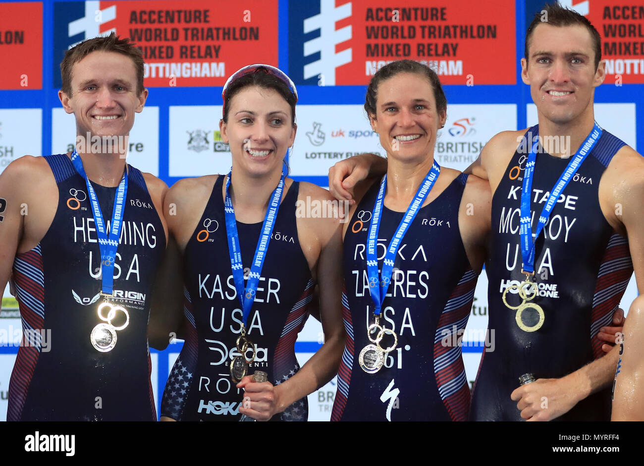 Team United States (von links nach rechts) Eli Hemming, Kirsten Kasper, Katie Zaferes und Matthew McElroy auf dem Podium, nachdem er die 2018 Accenture World Triathlon Mixed Staffel Ereignis in Nottingham. Stockfoto