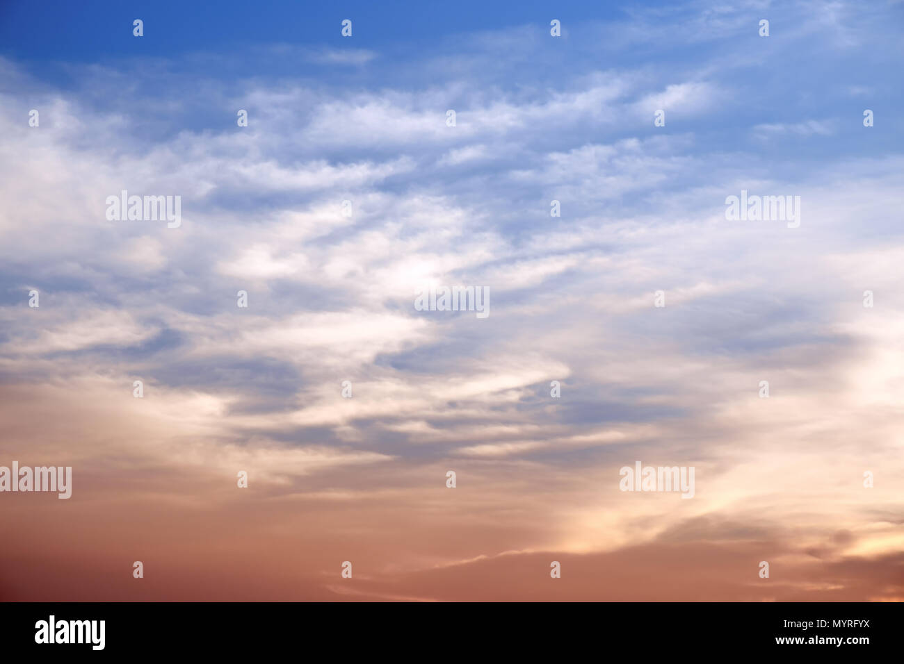 Himmel und Wolken in der Dämmerung. Stockfoto