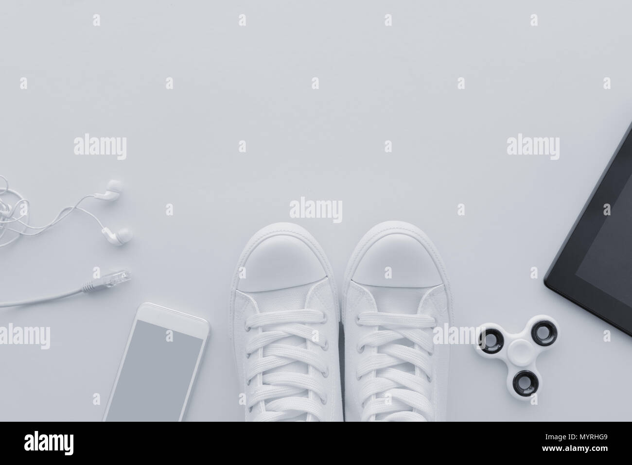 Millenniums-generation Gadgets flach Draufsicht mit Kopie Raum - minimalistische Komposition in hellem Weiß Pastelltönen einschließlich Smartphone mit earpho Stockfoto