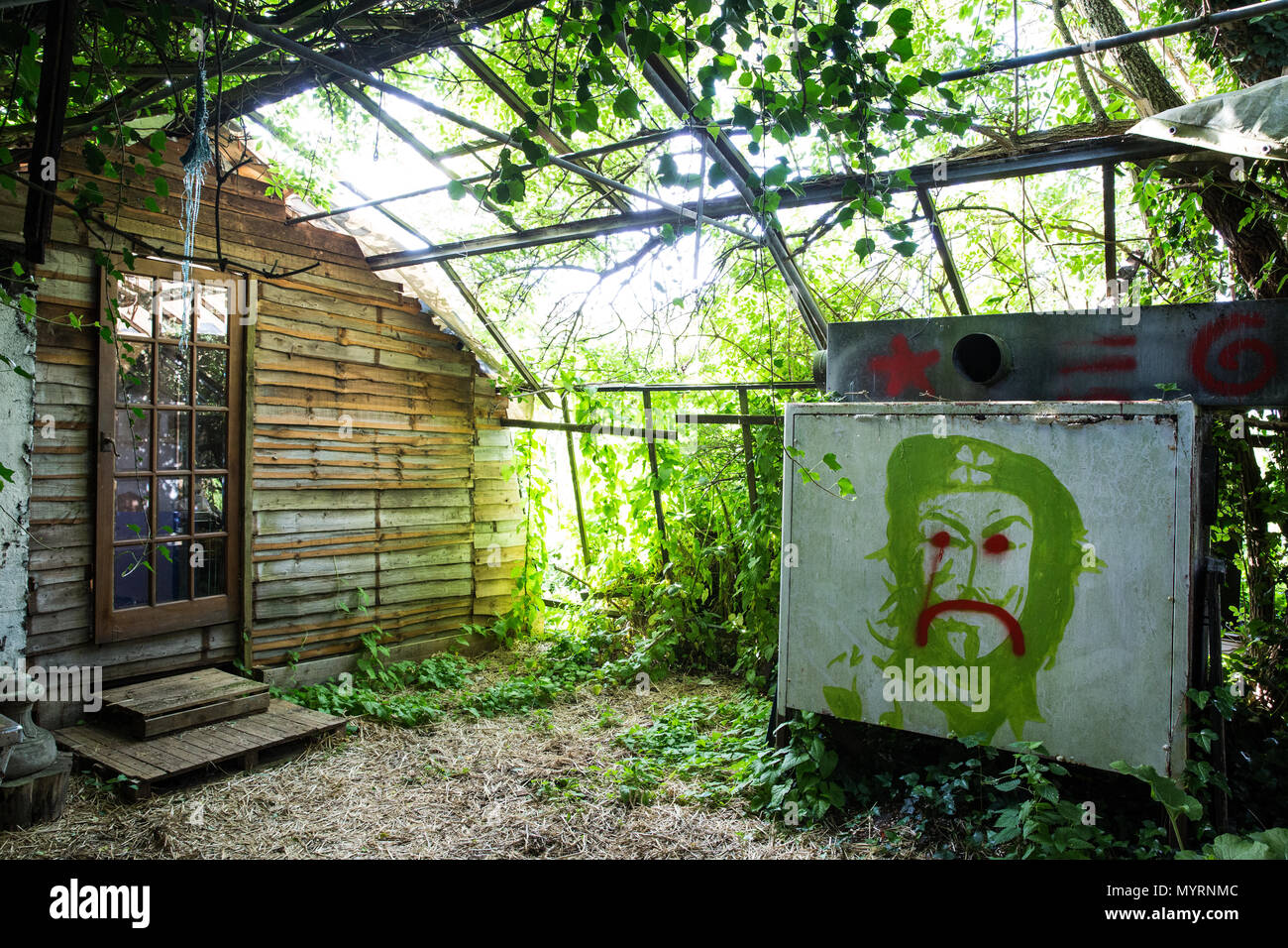 Sipson, UK. 5. Juni 2018. Wachsen Heathrow ist ein Off-grid-Gemeinschaft Raum dazu beitragen, die Erweiterung des Flughafens Heathrow Dörfer kämpfen. Stockfoto