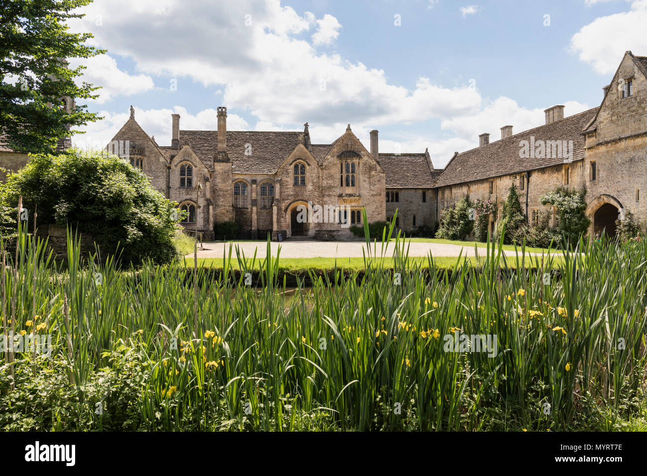 Great Chalfield Manor, Melksham, wie von der Straße aus gesehen und fotografiert, Wiltshire, England, Großbritannien Stockfoto