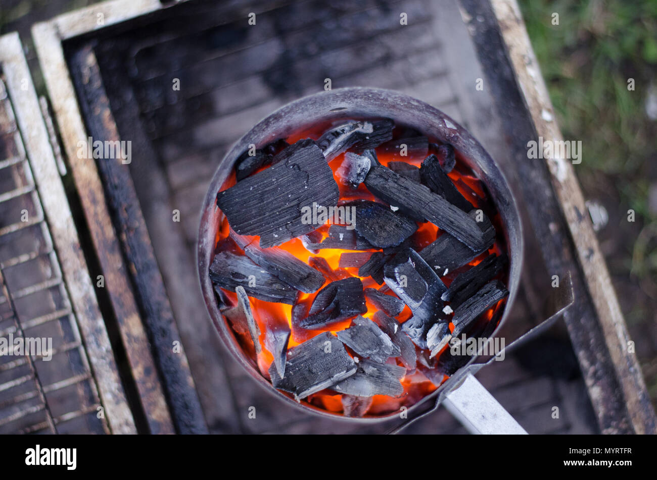 Ein Schornstein Starter im Einsatz die Holzkohle für den Grill in umweltfreundlicher Weise zu erhalten. Stockfoto