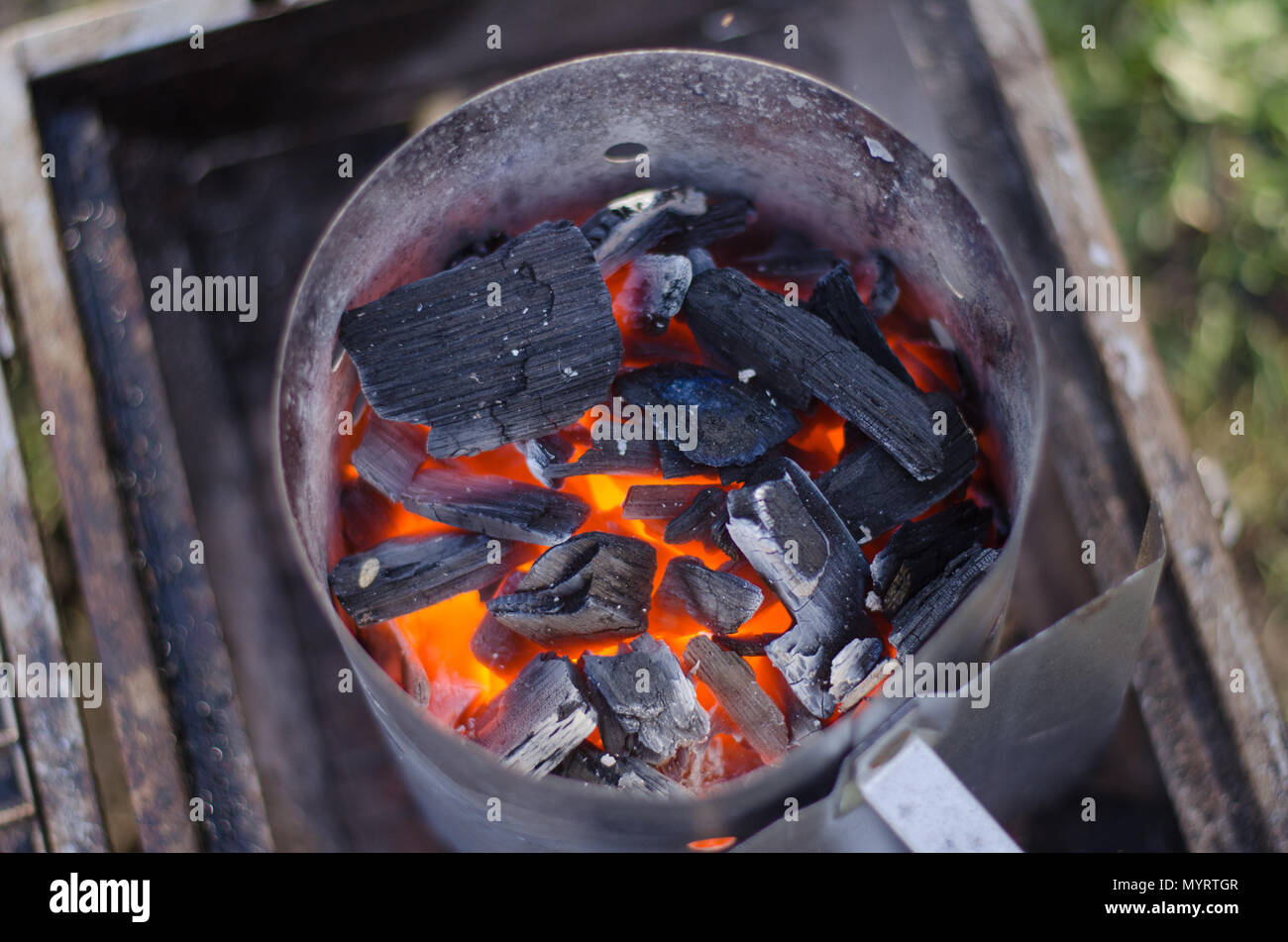 Ein Schornstein Starter im Einsatz die Holzkohle für den Grill in umweltfreundlicher Weise zu erhalten. Stockfoto