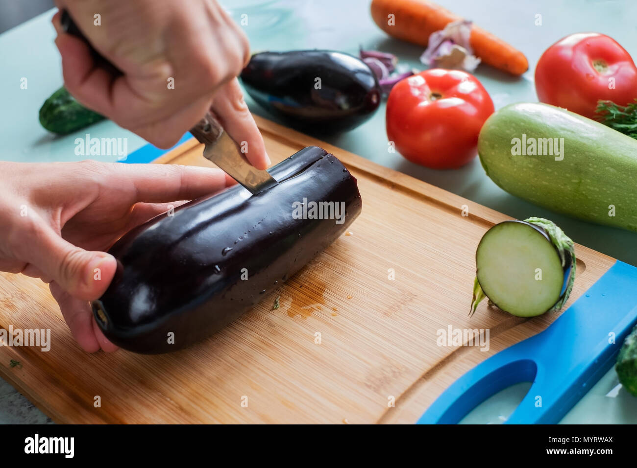 Schneiden von Gemüse für das Abendessen Stockfoto