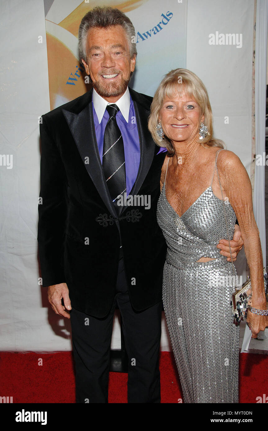 Stephen J. Cannell mit Ehefrau bei der Ankunft im WRITER GUILD AWARDS im Hollywood Palladium in Los Angeles. Februar 4, 2006. CannellStephenJ_frau_99 Veranstaltung in Hollywood Leben - Kalifornien, Red Carpet Event, USA, Filmindustrie, Prominente, Fotografie, Bestof, Kunst, Kultur und Unterhaltung, prominente Mode, Besten, Hollywood Leben, Event in Hollywood Leben - Kalifornien, Roter Teppich und backstage, Musik Prominente, Topix, Paar, Familie (Mann und Frau) und Kids - Kinder, Brüder und Schwestern anfrage tsuni@Gamma-USA.com, Kredit Tsuni/USA, 2006 bis 2009 Stockfoto