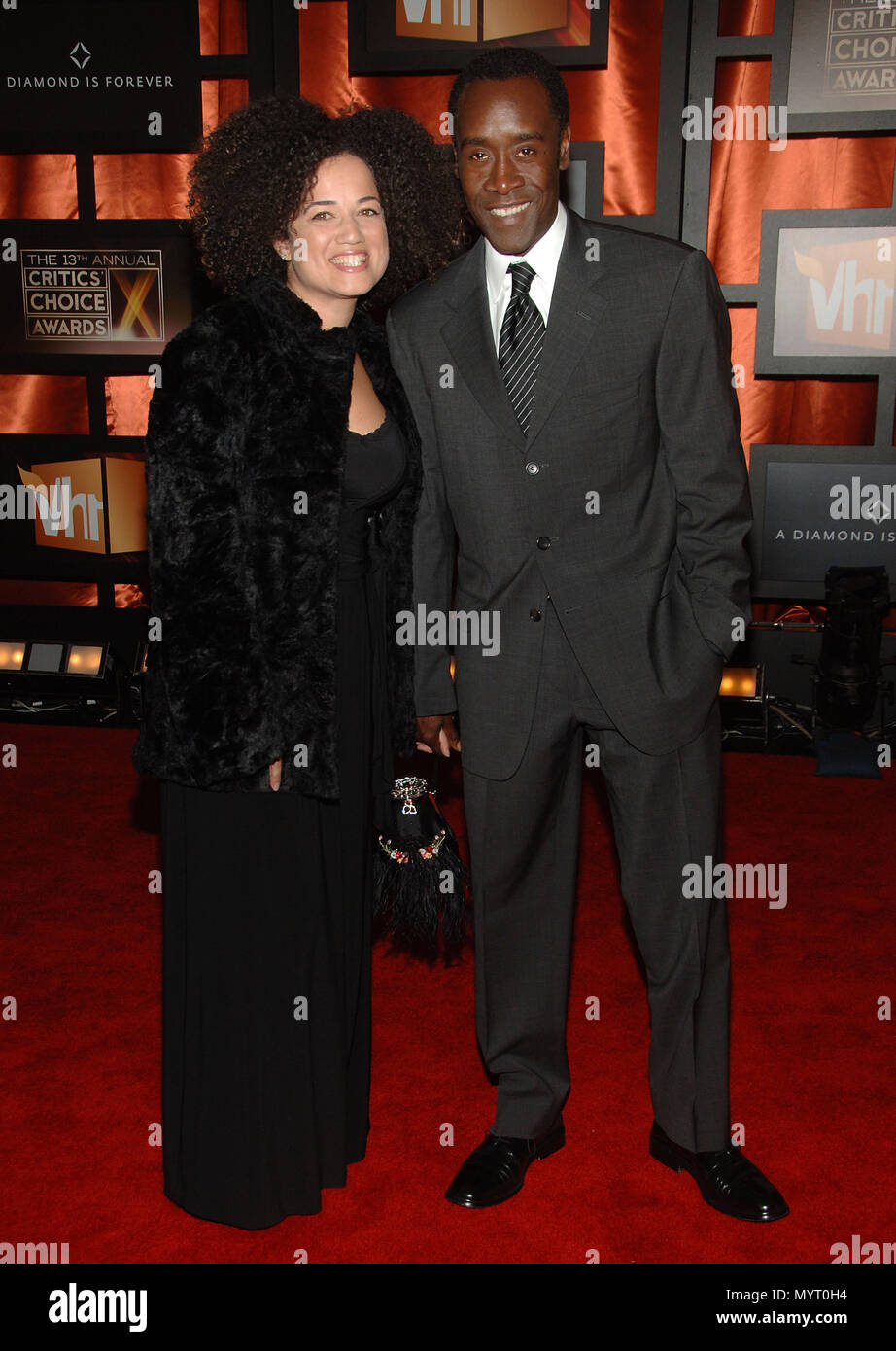 Don Cheadle Und Frau Bridgid Coulter Anreisen Auf Der 13 Jahrlichen Kritiker Choice Awards Im Santa Monica Civic Auditorium Headshot Drei Viertel Voller Lange Mode Augenkontakt Smilecheadledon Bridgidcoulter 64 Event In Hollywood