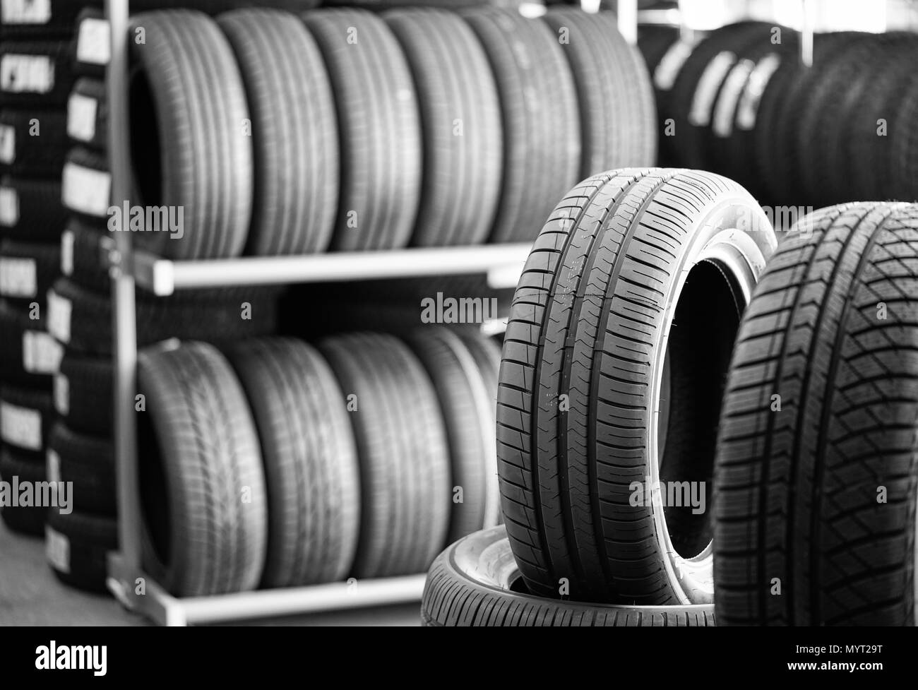 Neues Auto Sommer reifen Stack, selektiver Fokus Stockfoto