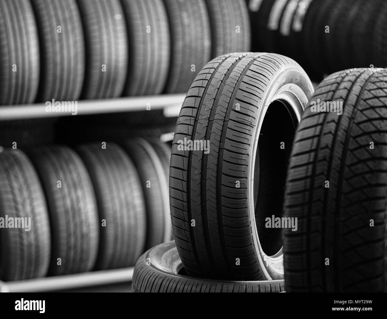 Neues Auto Sommer reifen Stack, selektiver Fokus Stockfoto