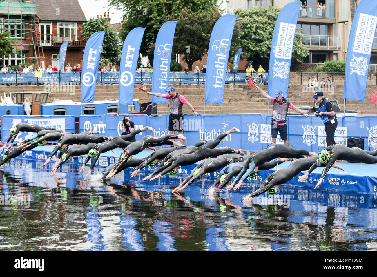 Nottingham, UK. 7 Jun, 2018. Schwimmer geben Sie das Wasser aus dem ponton Die Gemischte Staffel Triathlon Credit: Dan Cooke Credit: Dan Cooke/Alamy Leben Nachrichten zu starten Stockfoto