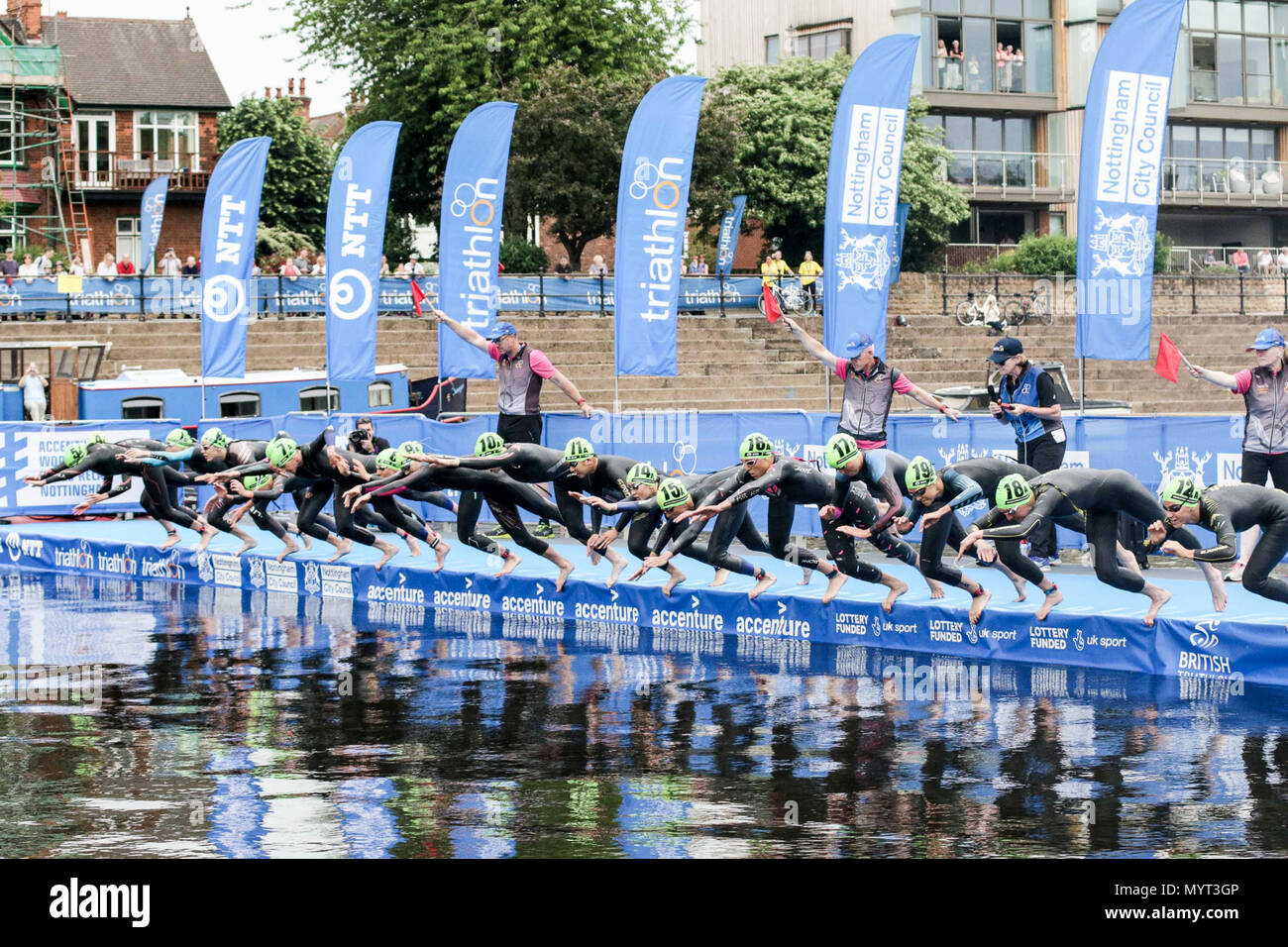 Nottingham, UK. 7 Jun, 2018. Schwimmer geben Sie das Wasser aus dem ponton Die Gemischte Staffel Triathlon Credit: Dan Cooke Credit: Dan Cooke/Alamy Leben Nachrichten zu starten Stockfoto