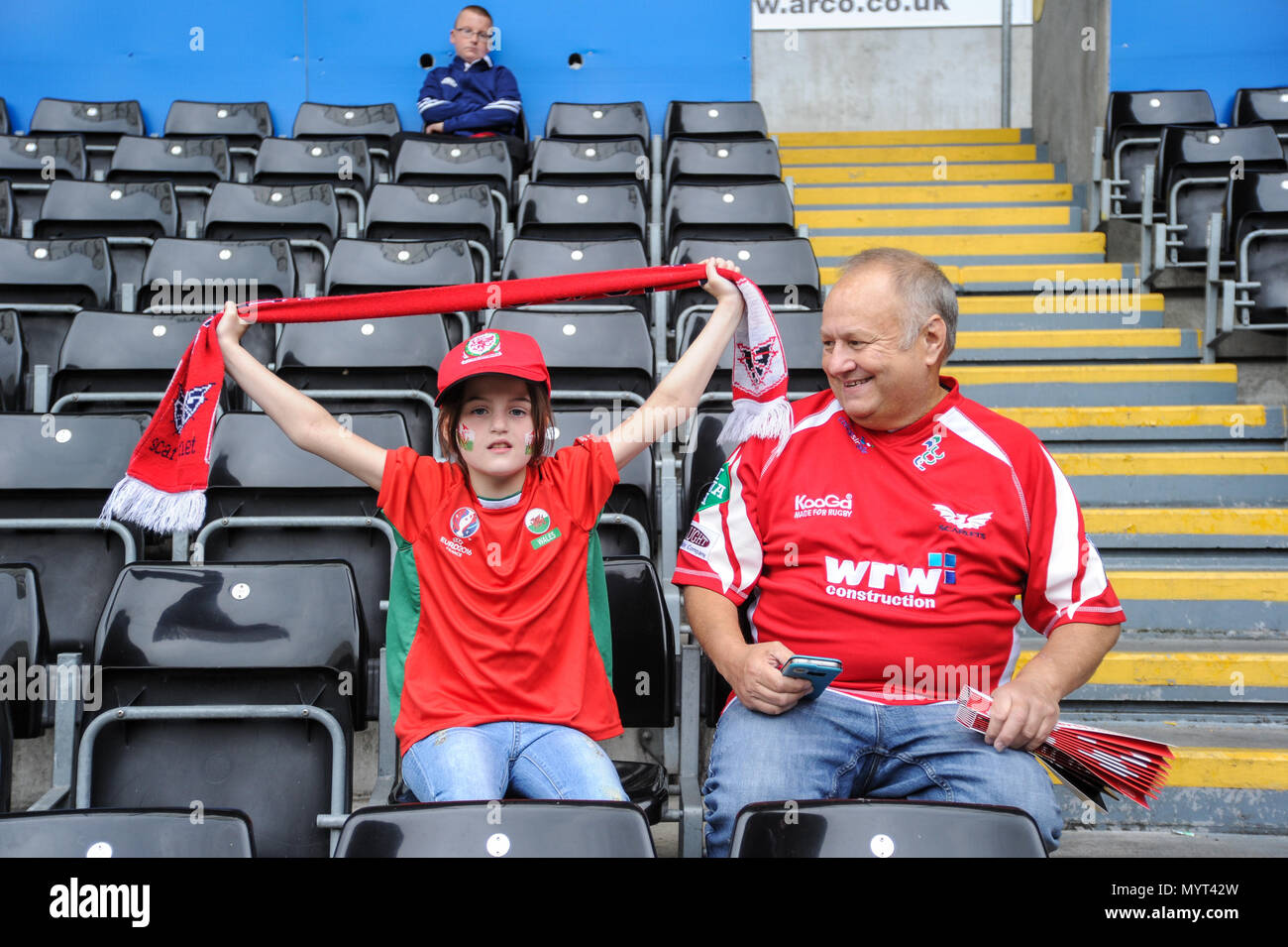 Liberty Stadium, Swansea, Wales, 7. Juni 2018: Waliser Fans vor die FIFA Frauen-WM Qualifikation Gruppe eine Übereinstimmung zwischen Wales Frauen und Bosnien und Herzegowina Frauen, in der Liberty Stadium. © David Rebhuhn/Alamy leben Nachrichten Stockfoto