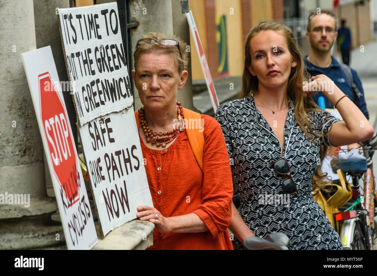 London, Großbritannien. 7. Juni 2018. Victoria Lebrec (rechts), ein Radfahrer, der hatte ein Bein amputiert nach einem überspringen Lkw nicht in ihr, um sie zu sehen, und wandte sich und andere zu reden hören, bevor die Inszenierung eines sterben - in außerhalb der Büros in Woolwich Greenwich Rat nach drei Radfahrer mit Fahrzeugen, die in der Gegend in den letzten Wochen getötet wurden, zwei von HGV Lkw auf die notorisch unsicheren Woolwich Road plant eine geschützte cycleway zwischen Woolwich und Greenwich zu errichten waren anscheinend wegen oppostiion von Greenwich Rates fallengelassen, und Southwark Rat noch gegen die die Route westlich von Greenwich. Stockfoto