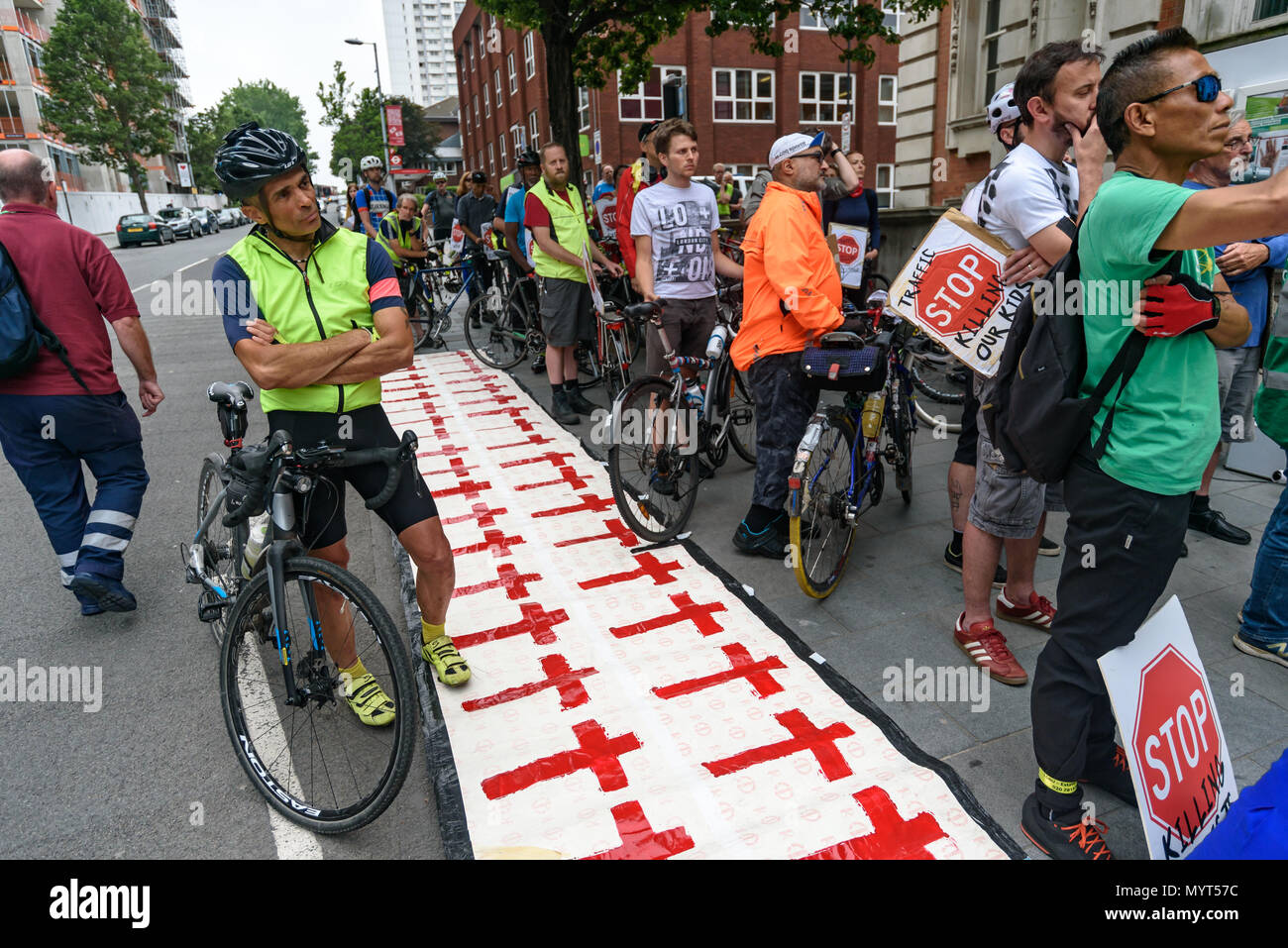 London, Großbritannien. 7. Juni 2018. Radfahrer hören Sie die endgültige speeach nach dem Sterben - in außerhalb der Büros in Woolwich Greenwich Rat nach drei Radfahrer mit Fahrzeugen, die in der Gegend in den letzten Wochen getötet wurden, zwei von HGV Lkw auf die notorisch unsicheren Woolwich Road plant eine geschützte cycleway zwischen Woolwich und Greenwich zu errichten waren anscheinend wegen oppostiion von Greenwich Rates fallengelassen, und Southwark Rat noch gegen die die Route westlich von Greenwich. ed waren auch gesunken. Credit: Peter Marschall/Alamy leben Nachrichten Stockfoto