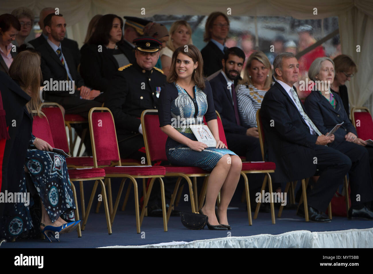 Horse Guards, London, UK. 7. Juni, 2018. Prinzessin Beatrice von York und Prinzessin Eugenie von York ankommen am Schlagen der Rückzug, eine Feier der Zusammenarbeit liegt im Herzen der spektakulären Anzeige der Militärmusik in Anwesenheit des SKH Prinz Andrew, Herzog von York. Credit: Malcolm Park/Alamy Leben Nachrichten. Stockfoto