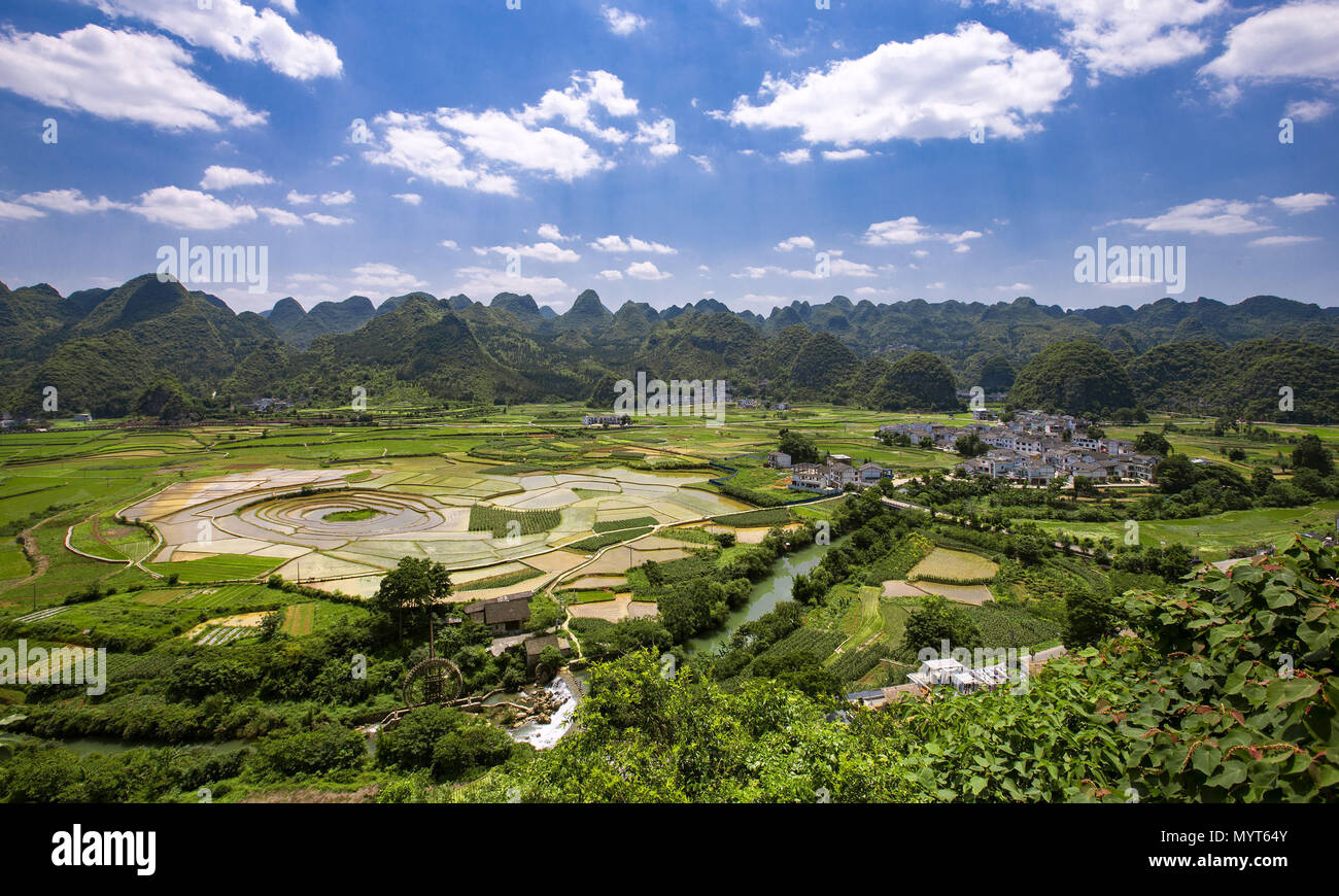 Xingyi, Xingyi, China. 7. Juni 2018. Xingyi, China bis 7. Juni 2018: Wanfenglin Peak Wald ist in das Teststäbchen entfernt und hinter Malinghe River Gorge, Xingyi, Guizhou im Südwesten Chinas. Es ist in der östlichen und westlichen peak Wald unterteilt. Es ist aufgefächert am Rande des Yunnan-Guizhou Plateau, die Höhe ist über 2000 Meter. Credit: SIPA Asien/ZUMA Draht/Alamy leben Nachrichten Stockfoto