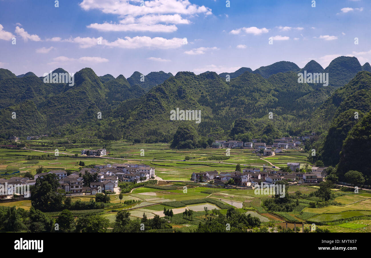 Xingyi, Xingyi, China. 7. Juni 2018. Xingyi, China bis 7. Juni 2018: Wanfenglin Peak Wald ist in das Teststäbchen entfernt und hinter Malinghe River Gorge, Xingyi, Guizhou im Südwesten Chinas. Es ist in der östlichen und westlichen peak Wald unterteilt. Es ist aufgefächert am Rande des Yunnan-Guizhou Plateau, die Höhe ist über 2000 Meter. Credit: SIPA Asien/ZUMA Draht/Alamy leben Nachrichten Stockfoto