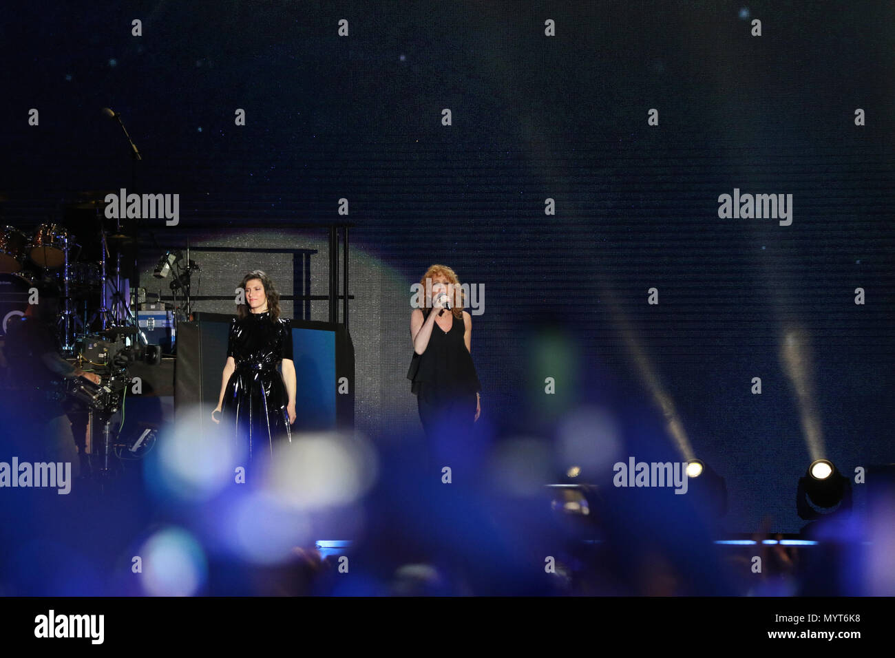 Juni 7, 2018 In Foto der Sängerin: Fiorella Mannonia ed Elisa. Neapel, Italien - 7. Juni in San Paolo Stadion das Konzert im Speicher von italienischen Künstlern in der ganzen Welt bekannt, den König der Italienischen blues Pino Daniele, die vorzeitig gestorben im Alter von 59 Jahren plötzlich. Quelle: Fabio Sasso/ZUMA Draht/Alamy leben Nachrichten Stockfoto