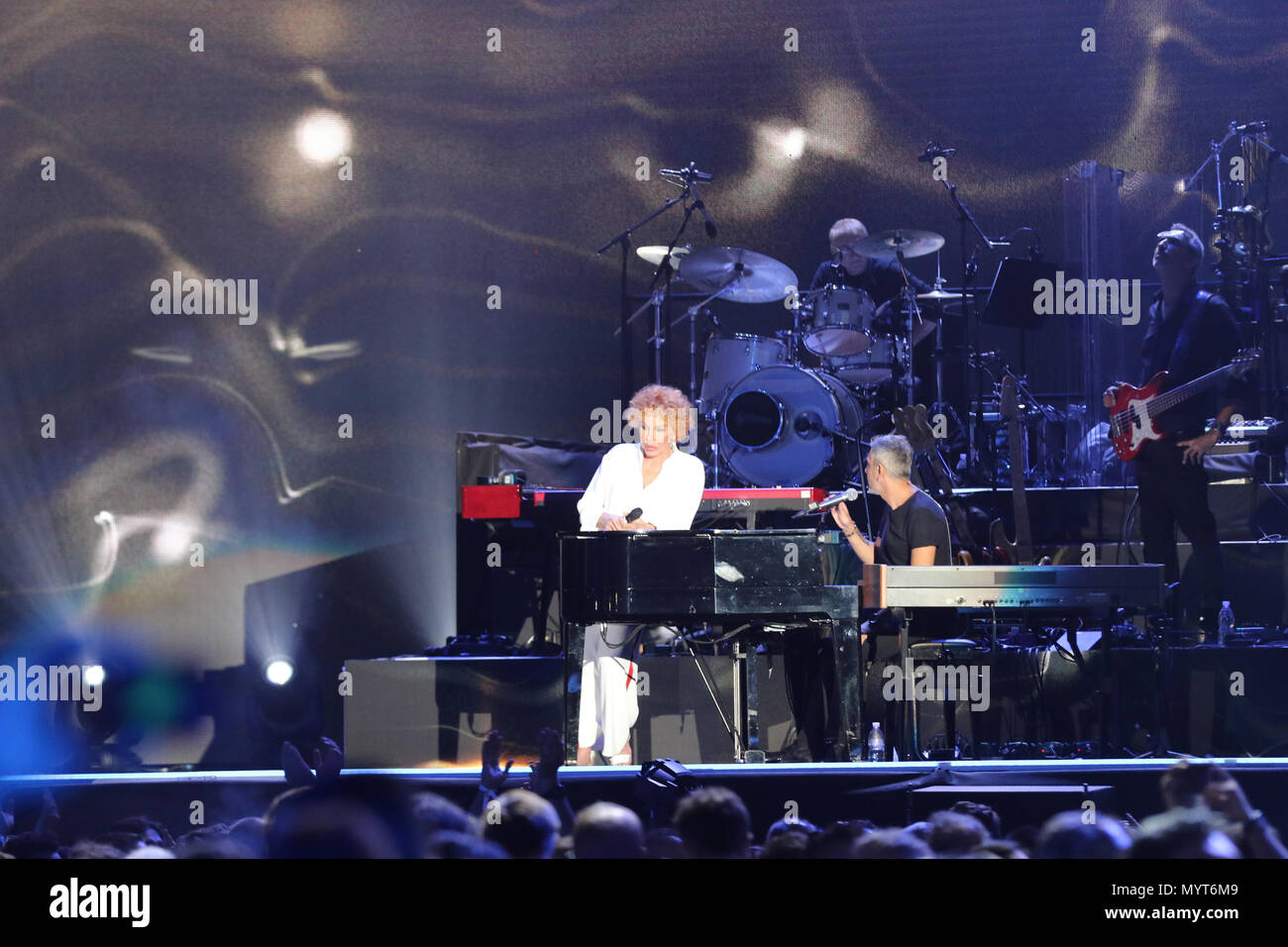 Juni 7, 2018 In Foto der Sängerin:. Neapel, Italien - 7. Juni in San Paolo Stadion das Konzert im Speicher von italienischen Künstlern in der ganzen Welt bekannt, den König der Italienischen blues Pino Daniele, die vorzeitig gestorben im Alter von 59 Jahren plötzlich. Quelle: Fabio Sasso/ZUMA Draht/Alamy leben Nachrichten Stockfoto