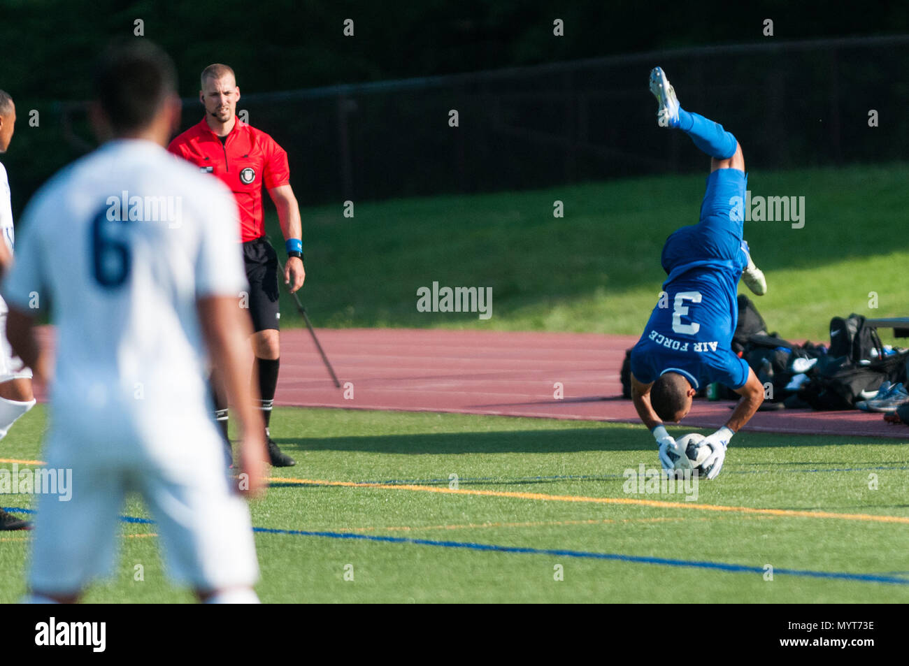 Fort Bragg, North Carolina, USA. 7. Juni 2018. Juni 7, 2018 - Fort Bragg, N.C., USA - All-Air Kraft Fußball Airman 1st Class John Smith (3) dreht die Kugel ins Spiel, während eine dritte Runde zwischen der US Air Force und der US Navy die Streitkräfte Männer Fußball Meisterschaft 2018, an Hedrick Stadion, auf Fort Bragg. Air Force, die 2016 Titelverteidiger besiegt die Marine, 3-1. Die Streitkräfte Männer Fußball Meisterschaft wird alle zwei Jahre durchgeführt. Credit: Timothy L. Hale/ZUMA Draht/Alamy leben Nachrichten Stockfoto