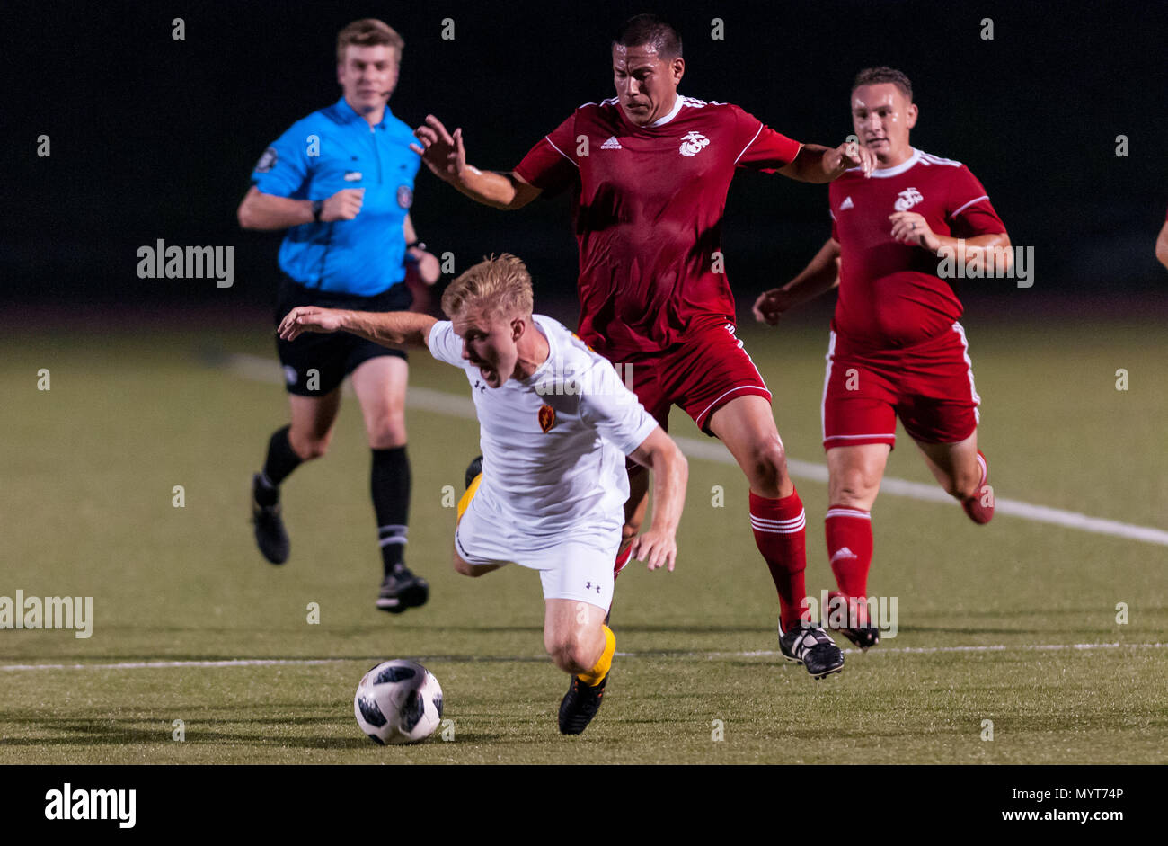 Fort Bragg, North Carolina, USA. 7. Juni 2018. Juni 7, 2018 - Fort Bragg, N.C., USA - All-Army Fußball 1. Lt Alexander Clark (10) wird während der dritten Runde zwischen der US-Armee und dem United States Marine Corps an die Streitkräfte Männer Fußball Meisterschaft 2018, an Hedrick Stadion, auf Fort Bragg ausgelöst. Armee besiegte die Marines, 2-1. Die Streitkräfte Männer Fußball Meisterschaft wird alle zwei Jahre durchgeführt. Credit: Timothy L. Hale/ZUMA Draht/Alamy leben Nachrichten Stockfoto