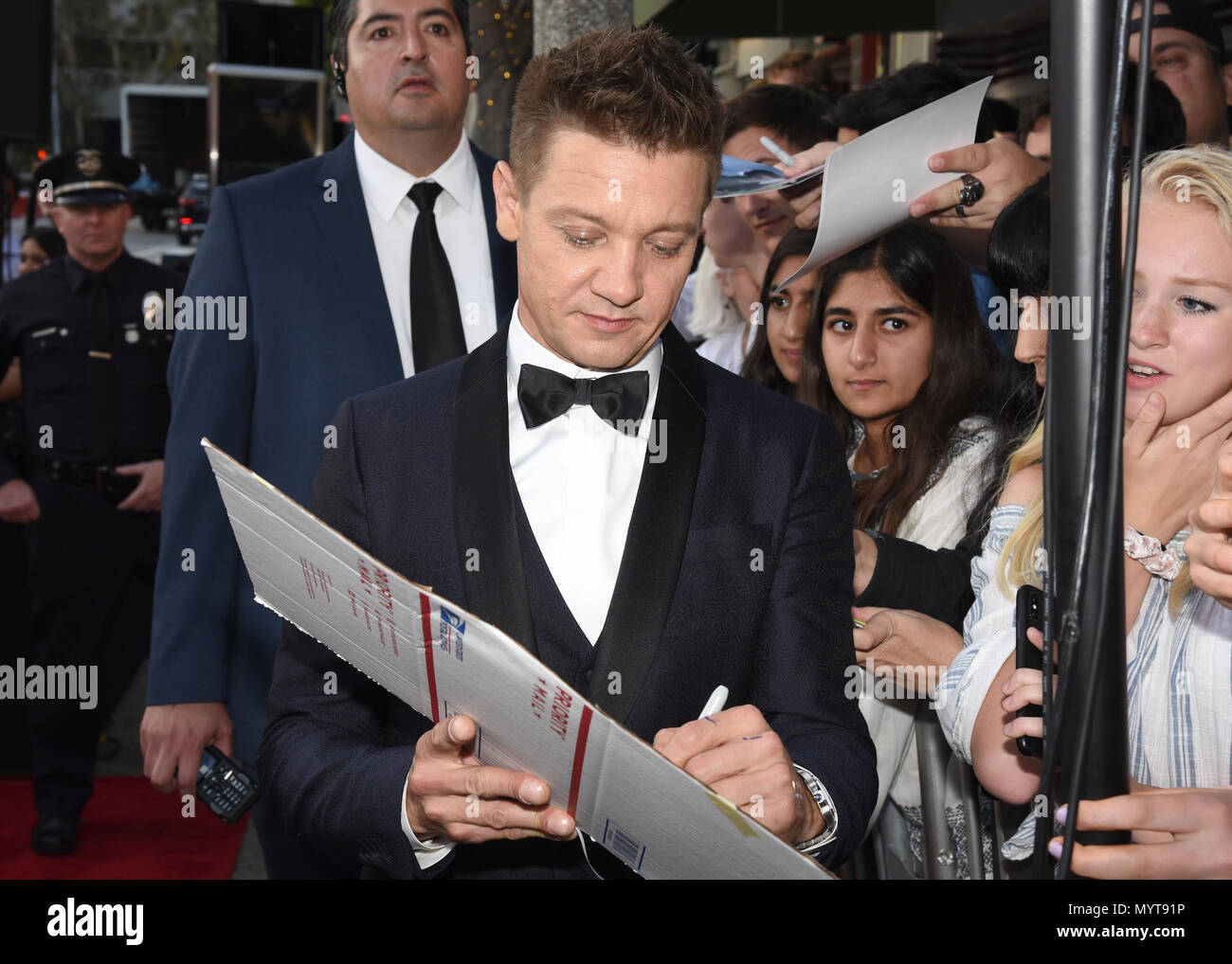 Los Angeles, Kalifornien, USA. 7. Juni 2018. JEREMY RENNER kommt an dem Tag Uraufführung am Regency Dorf Theater in Westwood, Kalifornien. Credit: Billy Bennight/ZUMA Draht/Alamy leben Nachrichten Stockfoto