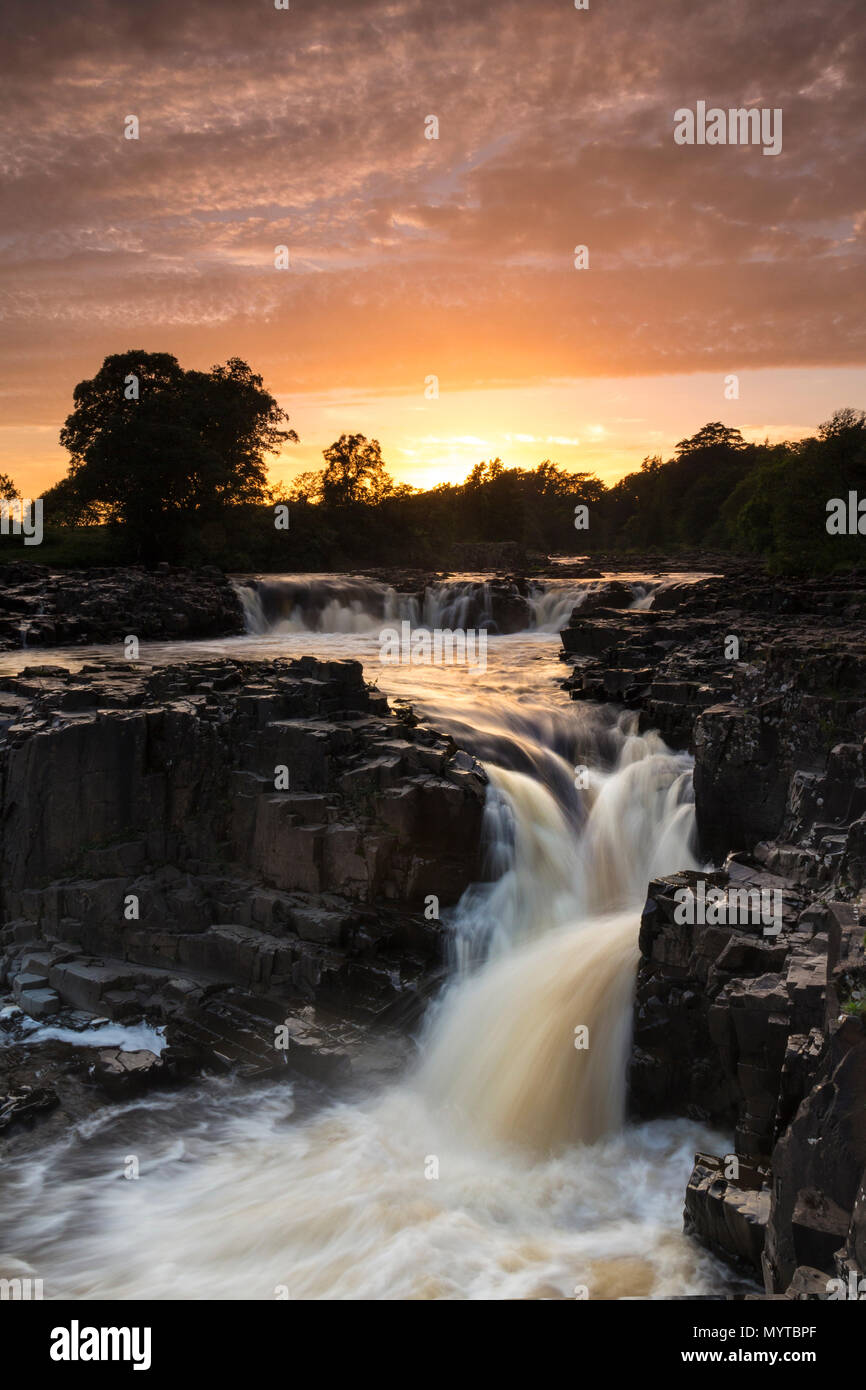Geringe Kraft, Obere Teesdale, County Durham. 7. Juni 2018. UK Wetter. Nach einem heißen Tag in der North Pennines, die letzten Strahlen der Sonne schlagen geringe Kraft auf dem Fluss abzweigt. David Forster/Alamy leben Nachrichten Stockfoto
