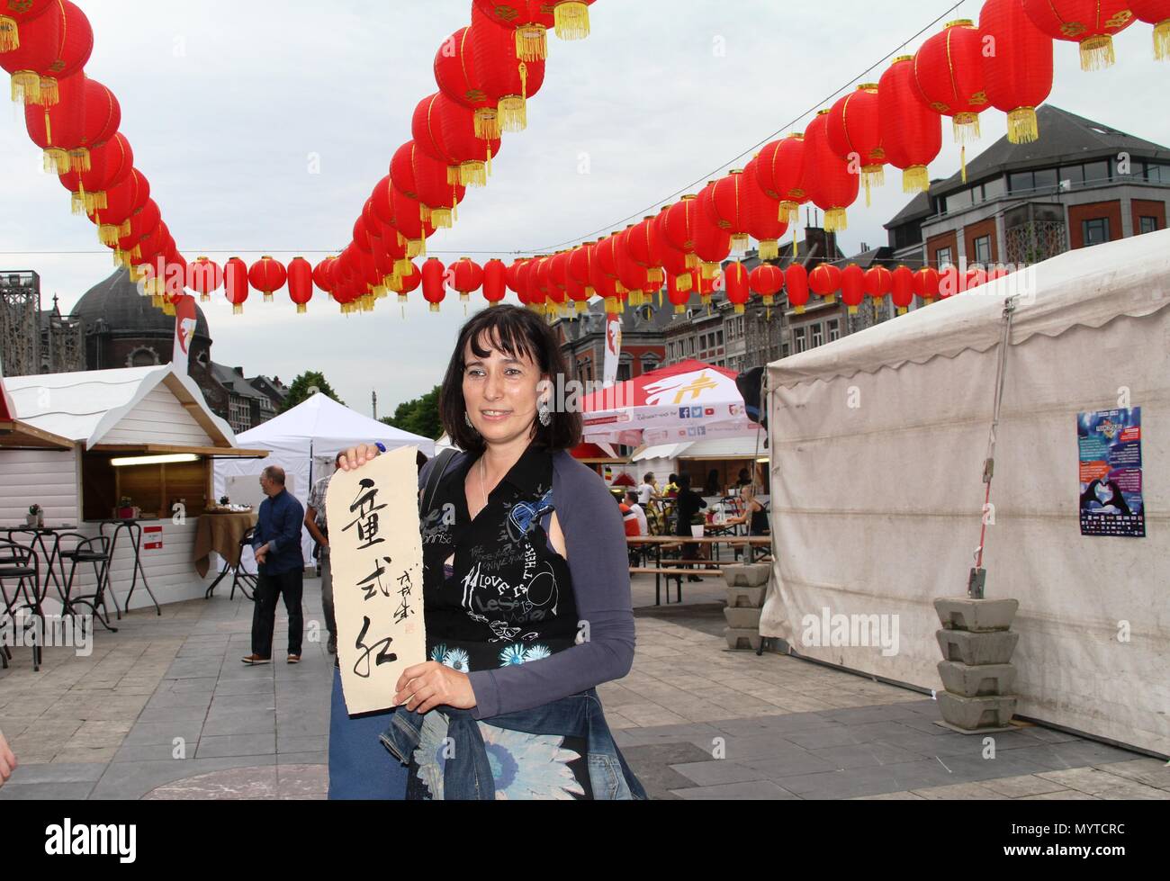 Lüttich, Belgien. 7. Juni 2018. Lokale belgische Tong Shihong zeigt Ihren Namen in chinesischen Kalligraphie während ein Chinatown Messe in Lüttich, Belgien, 7. Juni 2018 statt. Eine 4-tägige Chinatown eroeffnet hier am Donnerstag. Credit: Pan Geping/Xinhua/Alamy leben Nachrichten Stockfoto