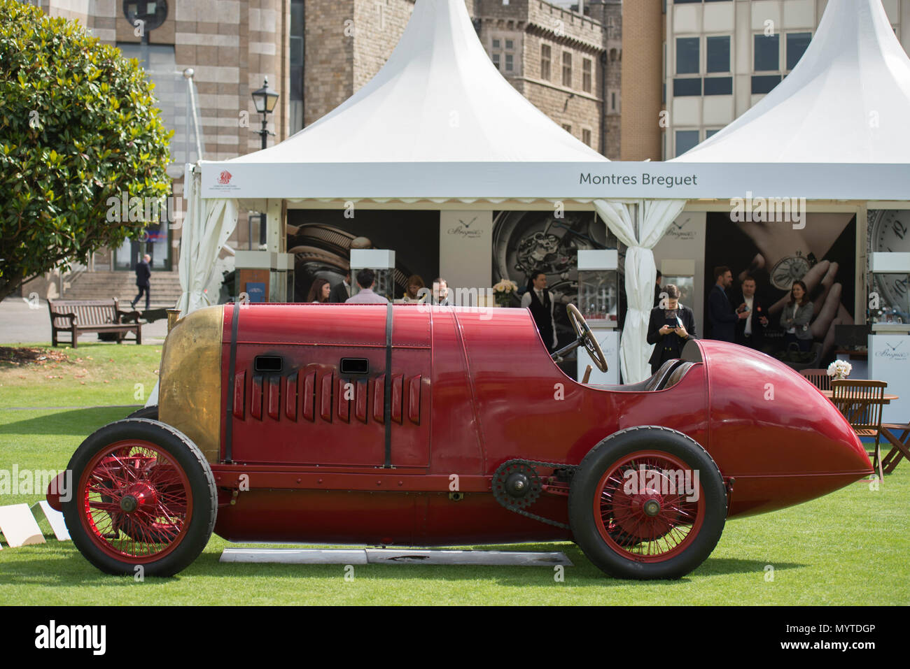 Honourable Artillery Company, London, UK. Am 8. Juni 2018. Eine Anzeige von einigen der besten Autos der Welt in der intimen Atmosphäre der Gärten der Honourable Artillery Company unter heißer Sonne, durch Stadt Büros umgeben. Gold Gewinner des London Concours Beste 2018 der Show ist dieses 1911 Fiat S 76. Credit: Malcolm Park/Alamy Leben Nachrichten. Stockfoto