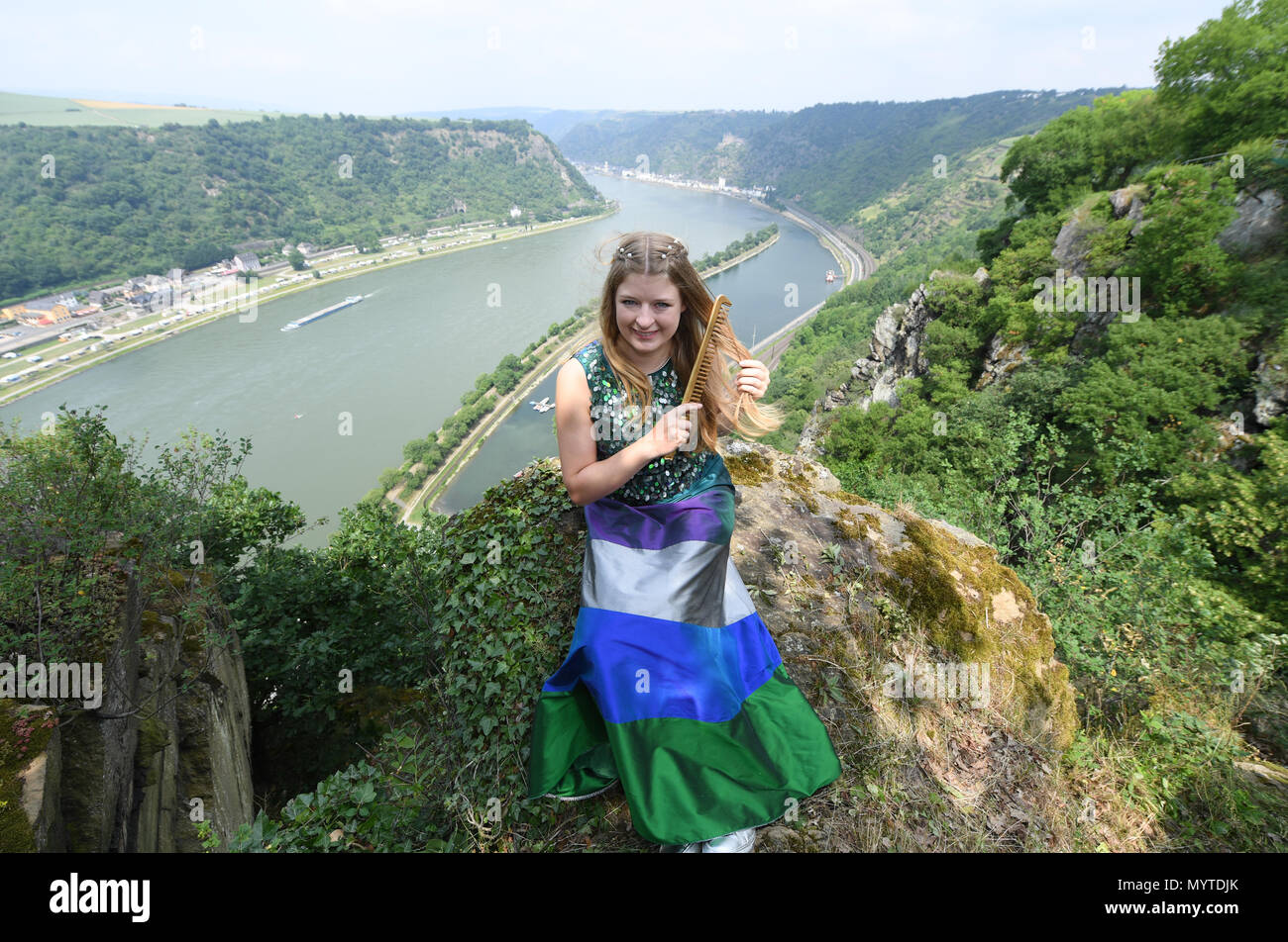 08. Juni 2018, Deutschland, St. Goarshausen: Tasmin Sophie Fetz, neue Vertreter der Loreley, kämmen die Haare während Ihrer Präsentation auf der weltberühmten Loreley Felsen über dem Rhein. Der 19-jährige Gymnasiast aus Doerscheid im Rhein Lahn Kreis ist die 17 Botschafter der Loreley und der Oberen Mittelrheintal (Mittelrheintal) Weltkulturerbe. Das felsplateau ist der Inbegriff der Rheinromantik und Hotspot der Tag Tourismus. Foto: Arne Dedert/dpa Stockfoto