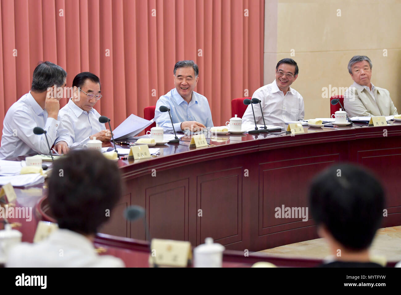 Peking, China. 8. Juni 2018. Wang Yang, Mitglied des Ständigen Ausschusses des Politbüros der Kommunistischen Partei Chinas und Vorsitzender des Nationalen Ausschusses der Chinese People's Political Consultative Conference (Cppcc), leitet eine bi-weekly Beratungsgespräch Der pkkcv National Committee in Peking, der Hauptstadt von China, 8. Juni 2018. Credit: Yin Bogu/Xinhua/Alamy leben Nachrichten Stockfoto