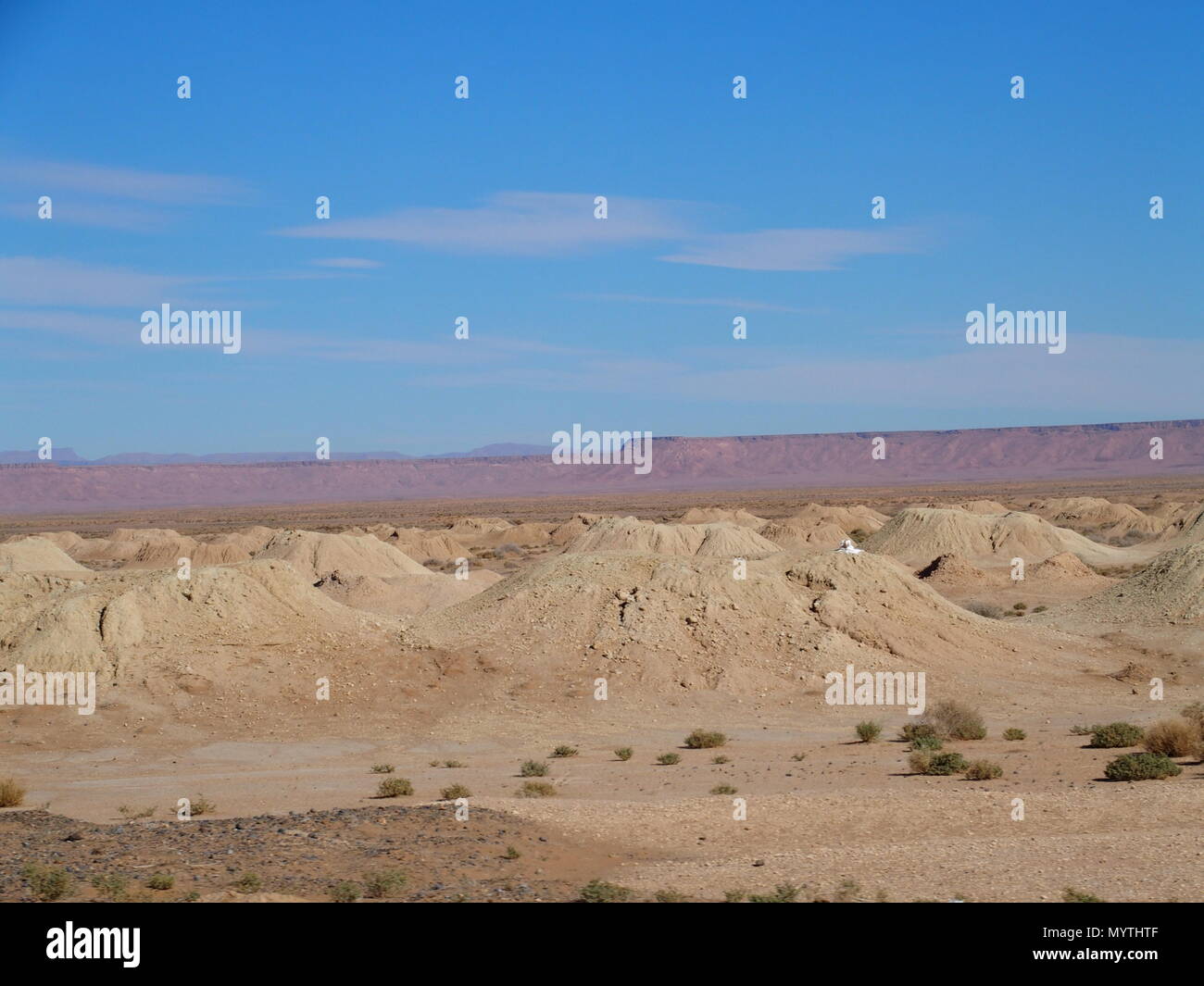 Super Panorama von Ketthara, das Wasser gut an afrikanischen Wüste Sahara Landschaften in der Nähe von Erfoud in Marokko mit klaren blauen Himmel in 2017 kalten sonnigen w Stockfoto