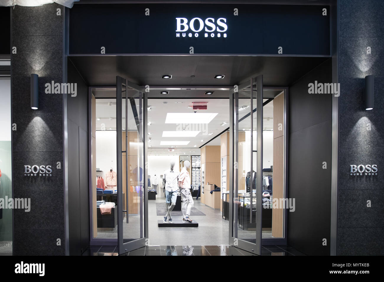 Philadelphia, Pennsylvania, USA - 30. MAI 2018: Hugo Boss store Front in Philadelphia. Fashion Week shopping Stockfoto