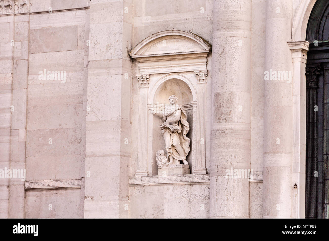 Statue auf Venedig Kirche Stockfoto