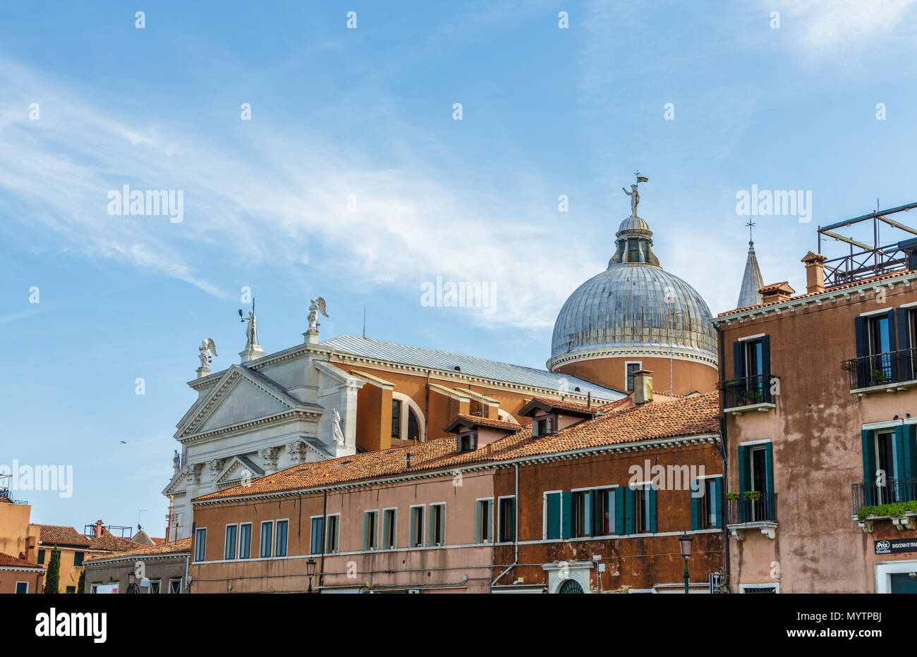 Venedig Kirche jenseits alten Backsteinbauten. Stockfoto