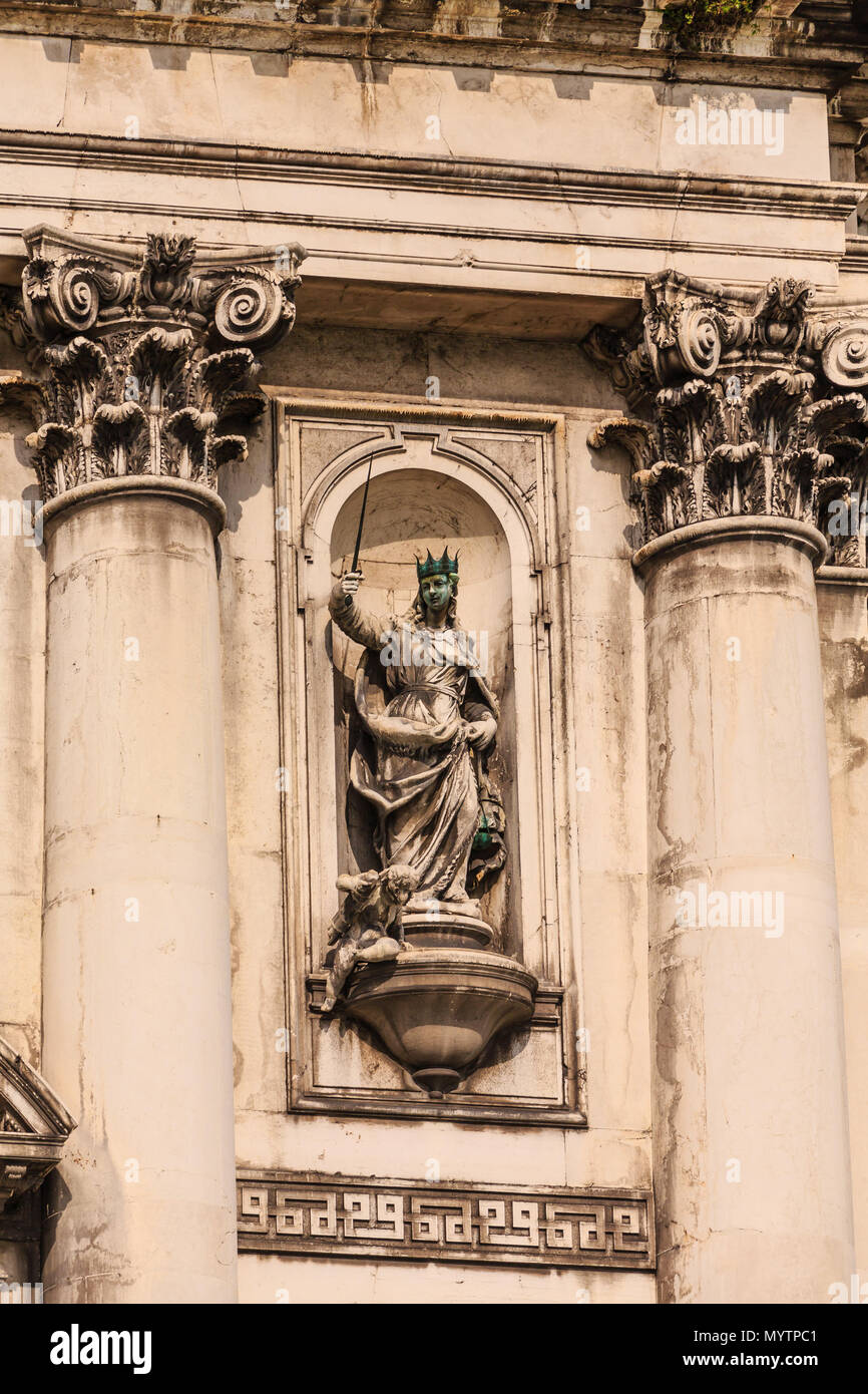 Frau mit Schwert auf Kirche Stockfoto