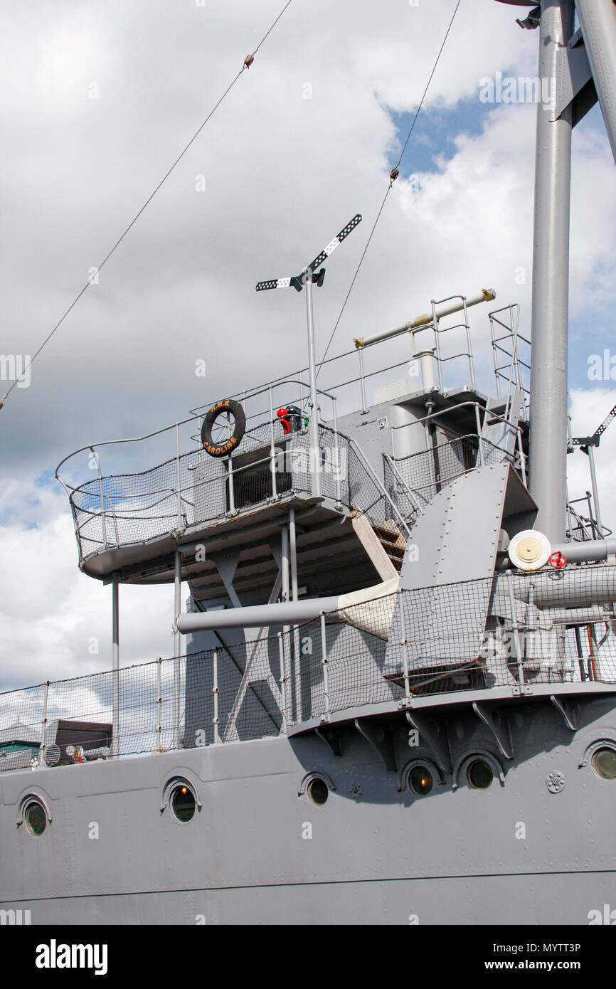 Gun Platzierung auf der HMS Caroline, eine restaurierte Weltkrieg 1 Schlachtschiff in Titanic Quarter, Belfast und die letzten Überlebenden der Schlacht von Jütland günstig Stockfoto