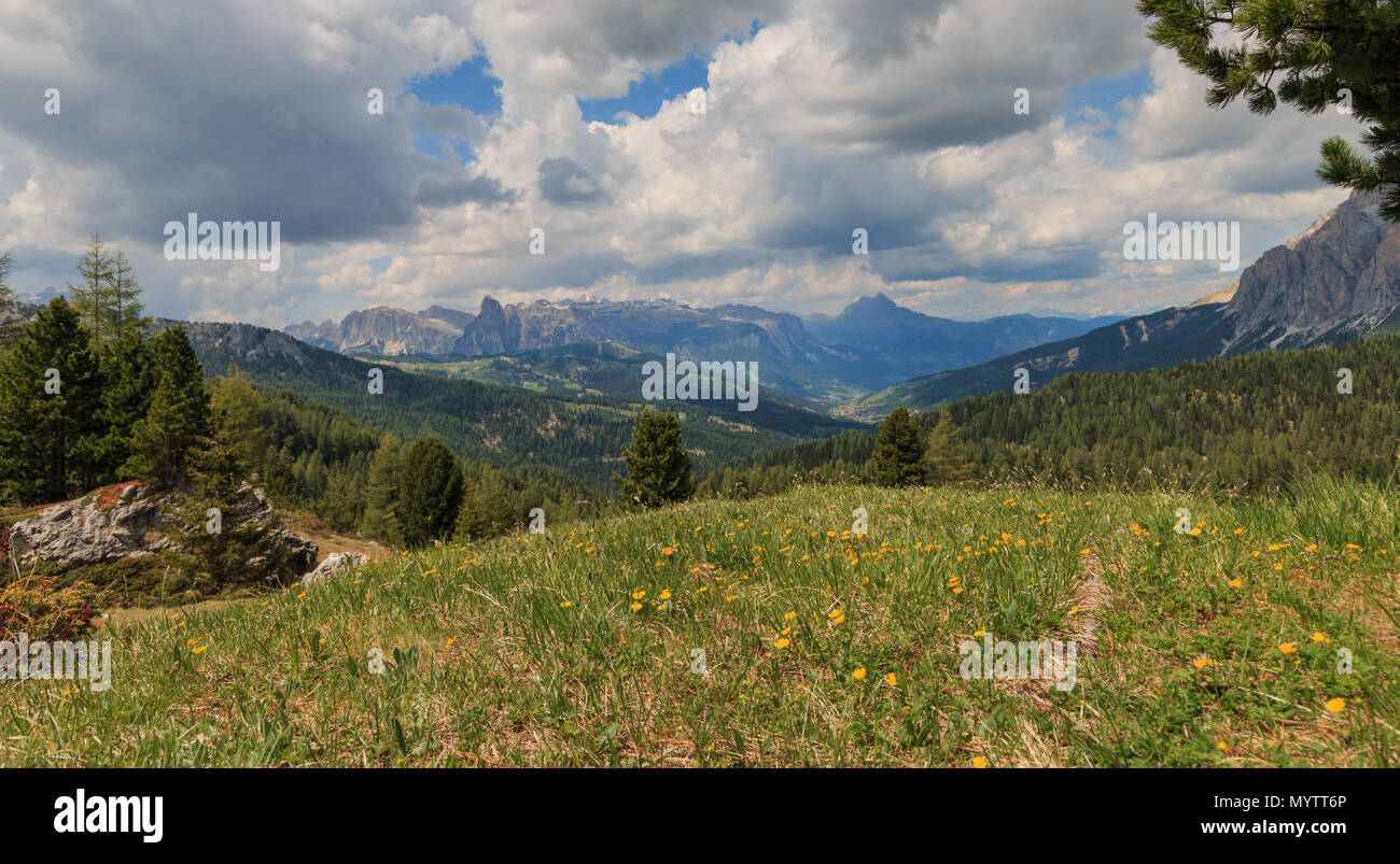 Panoramablick auf Val Badia mit Sella Gruppe auf der linken Seite ein Corvara im Tal von der Straße auf die Valparola Pass Stockfoto