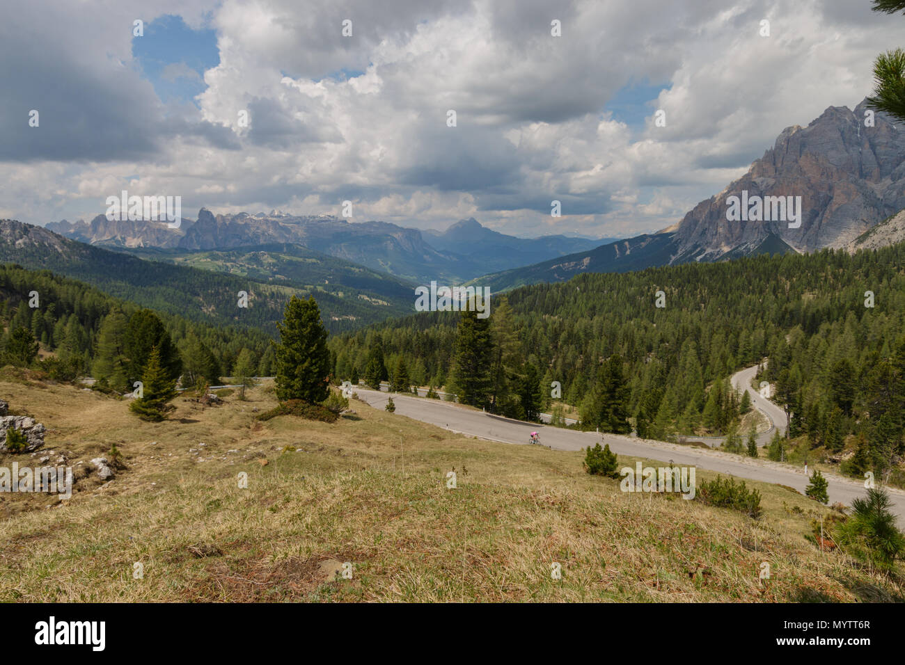 Panoramablick auf Val Badia mit Sella Gruppe auf der linken Seite ein Corvara im Tal von der Straße auf die Valparola Pass Stockfoto