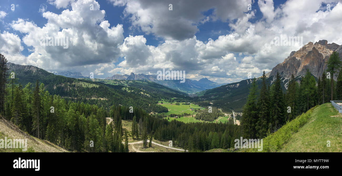 Panoramablick auf Val Badia mit Sella Gruppe auf der linken Seite ein Corvara im Tal von der Straße auf die Valparola Pass Stockfoto