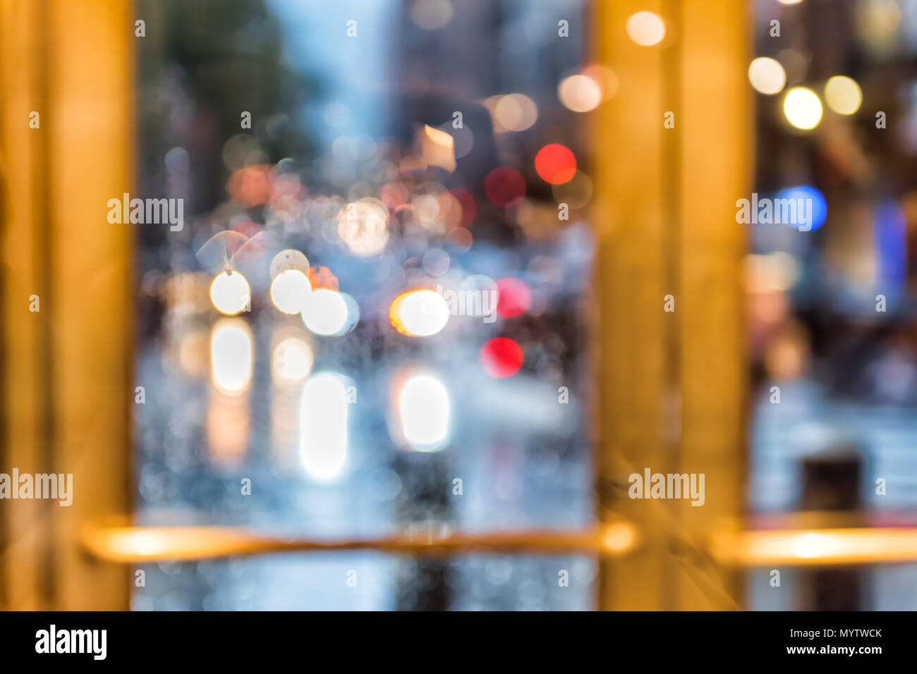 Grand Central Terminal Eingang, Verkehr Autos bokeh, von Lexington Avenue in New York City NYC, regnerischen Tag oder Abend, nach außen durch Tür wi Stockfoto
